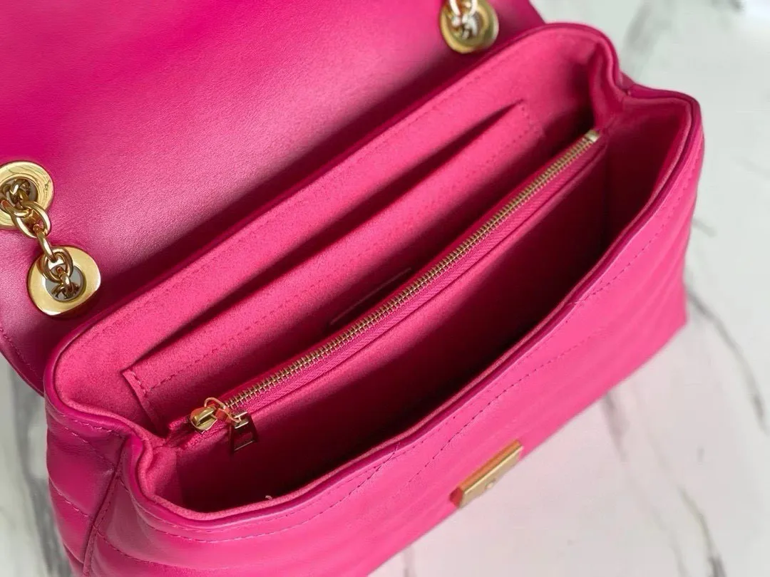 💰1160 (Top Grain Leather) Top Original M58553 NEW WAVE Chain Bag V-shaped quilted chain bag handbag The vintage gold color chain slides through carved holes, while the folding fastener makes it soft. Thanks to its multiple compartments, the interior makes it easier to place women's necessities. Chain bag with easily identifiable badge logo. Size: 24x14x9cm