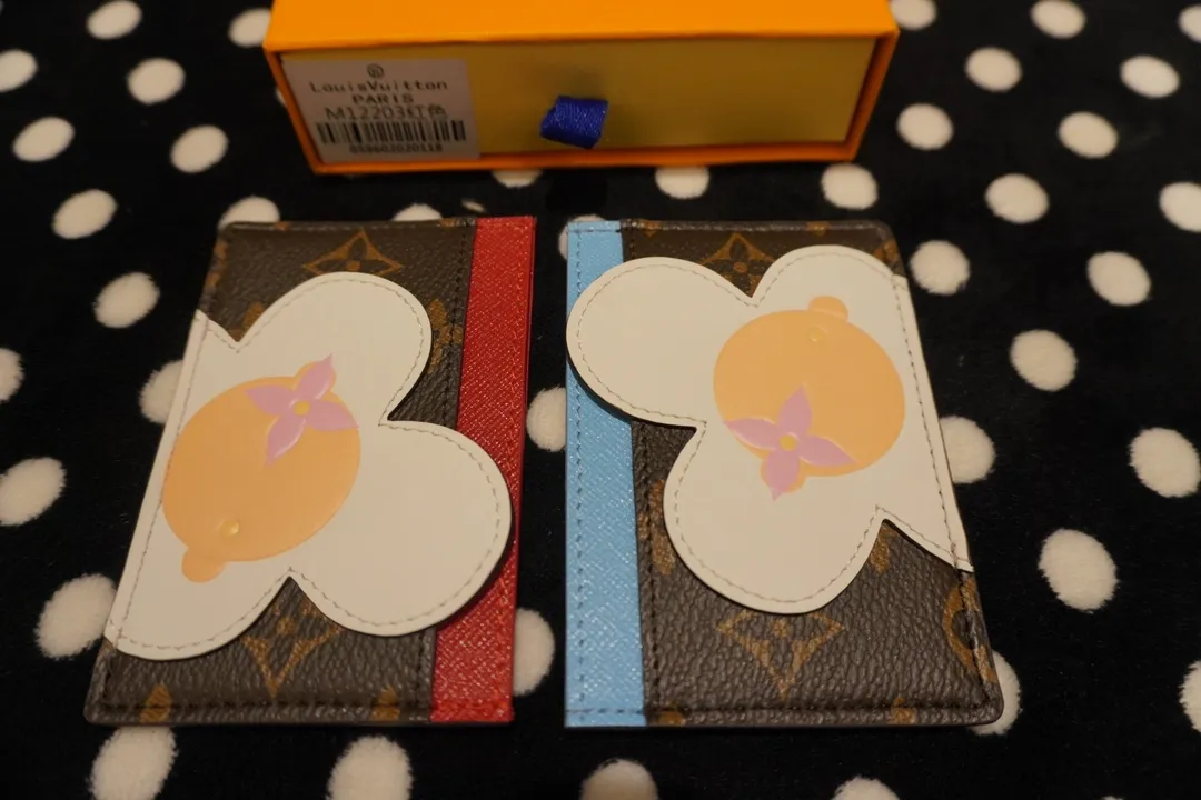 P110💰 61733, model number 12203. This LV Charms card holder is from the SnowShow series. It combines the iconic Monogram canvas with smooth leather trim and festive patterns. Vivienne embellishments and LV florals complete the sophisticated design. Size 11x7