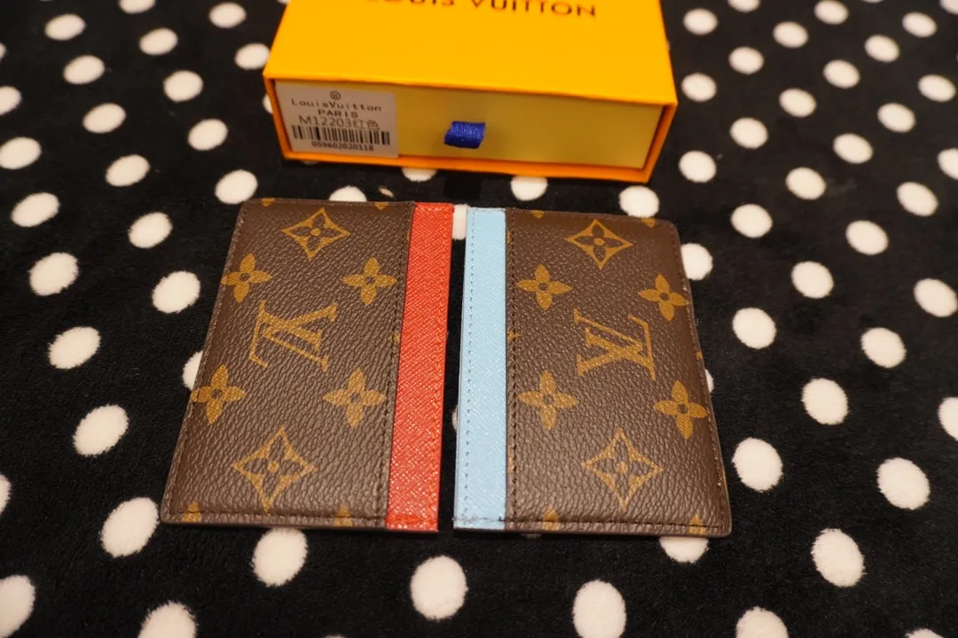 P110💰 61733, model number 12203. This LV Charms card holder is from the SnowShow series. It combines the iconic Monogram canvas with smooth leather trim and festive patterns. Vivienne embellishments and LV florals complete the sophisticated design. Size 11x7