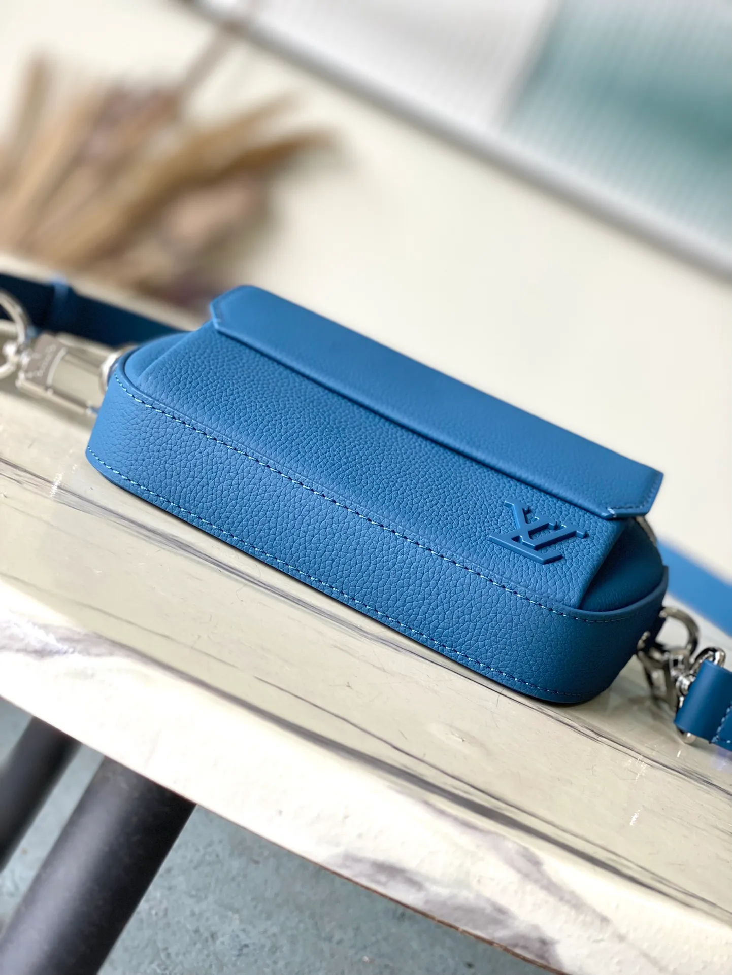 💰940 (top layer leather) top original order M83563 blue. This Pilot mini handbag is made of grained cow leather with a round shape, providing a trendy choice for daily travel. A zippered main compartment ensures secure storage, and a front pocket provides easy access to small items like your phone or keys. Detachable shoulder strap allows for comfortable shoulder or cross-body wear. Dimensions: 20 × 12 × 5,5 cm