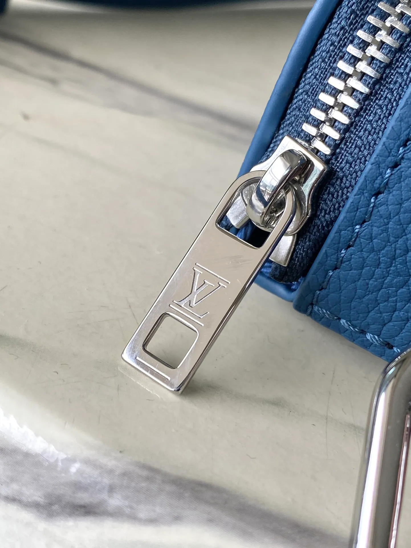 💰940 (top layer leather) top original order M83563 blue. This Pilot mini handbag is made of grained cow leather with a round shape, providing a trendy choice for daily travel. A zippered main compartment ensures secure storage, and a front pocket provides easy access to small items like your phone or keys. Detachable shoulder strap allows for comfortable shoulder or cross-body wear. Dimensions: 20 × 12 × 5,5 cm