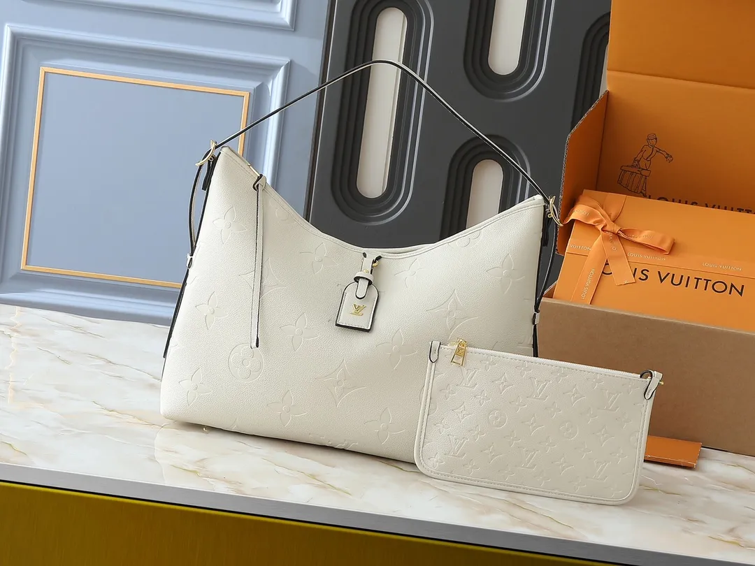 💰240💰Upgraded from the original M46197 M46203 M46289 M46292 Louis Vuitton launches a new CarryAll medium handbag, with Monogram canvas and leather trimming to create a body-fitting design. There's a zipped pocket inside the ample space, and a detachable zipped clutch adds a functional element, with a buckle-adjustable handle. Dimensions: 39.0 x 30.0 x 15.0 cm (length x height x width)