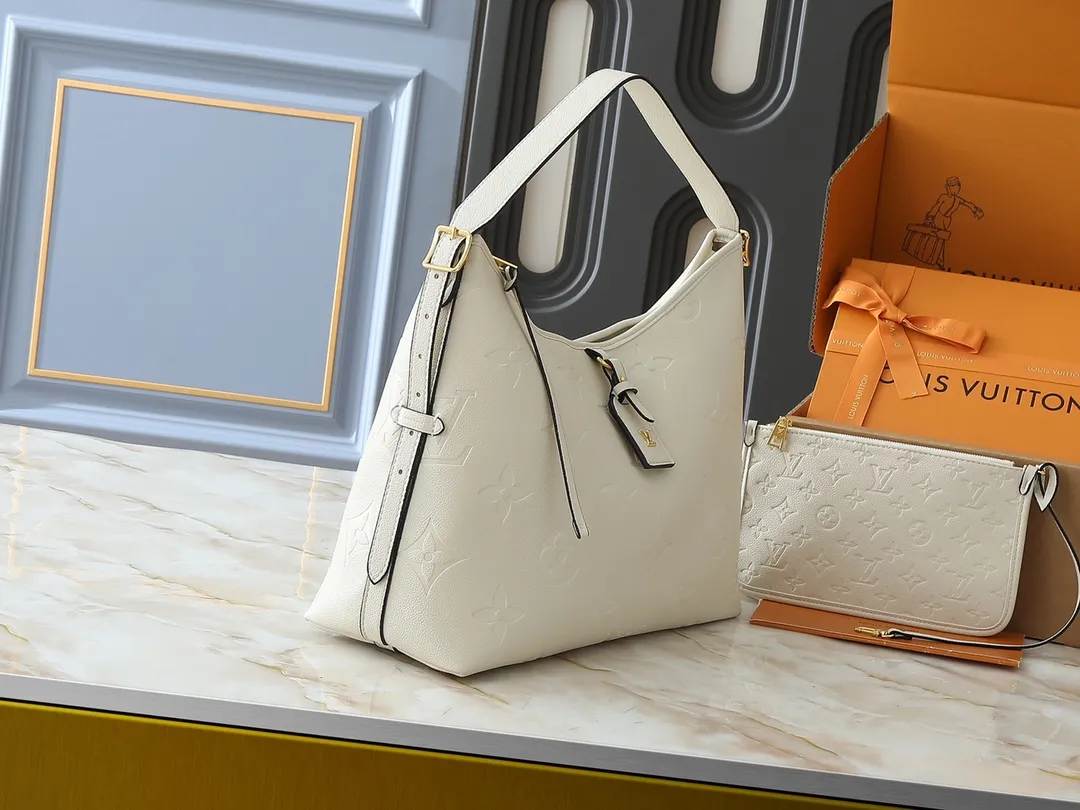 💰240💰Upgraded from the original M46197 M46203 M46289 M46292 Louis Vuitton launches a new CarryAll medium handbag, with Monogram canvas and leather trimming to create a body-fitting design. There's a zipped pocket inside the ample space, and a detachable zipped clutch adds a functional element, with a buckle-adjustable handle. Dimensions: 39.0 x 30.0 x 15.0 cm (length x height x width)