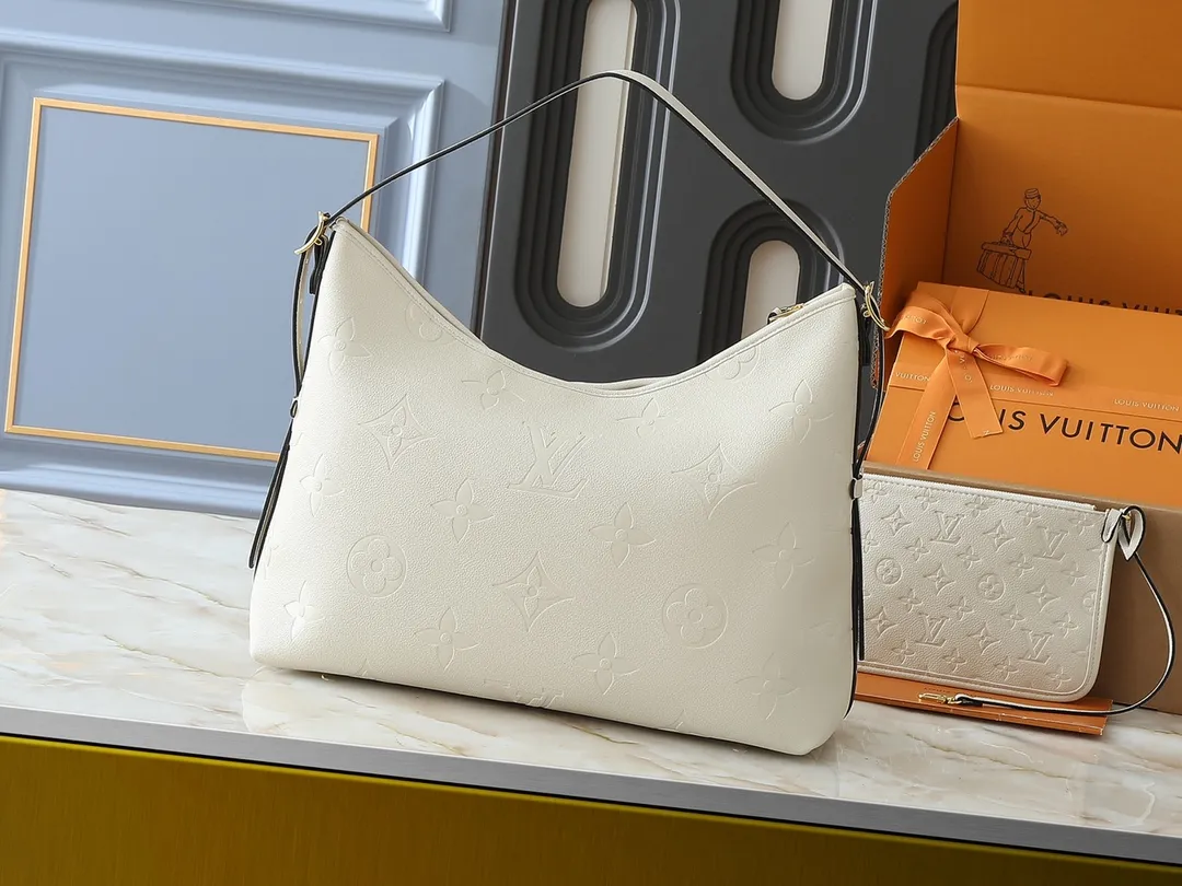 💰240💰Upgraded from the original M46197 M46203 M46289 M46292 Louis Vuitton launches a new CarryAll medium handbag, with Monogram canvas and leather trimming to create a body-fitting design. There's a zipped pocket inside the ample space, and a detachable zipped clutch adds a functional element, with a buckle-adjustable handle. Dimensions: 39.0 x 30.0 x 15.0 cm (length x height x width)