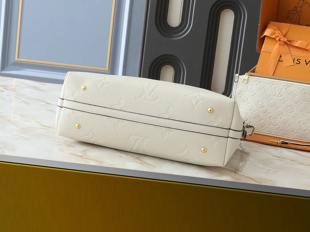 💰240💰Upgraded from the original M46197 M46203 M46289 M46292 Louis Vuitton launches a new CarryAll medium handbag, with Monogram canvas and leather trimming to create a body-fitting design. There's a zipped pocket inside the ample space, and a detachable zipped clutch adds a functional element, with a buckle-adjustable handle. Dimensions: 39.0 x 30.0 x 15.0 cm (length x height x width)