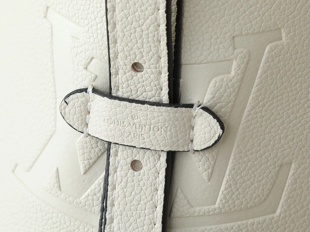 💰240💰Upgraded from the original M46197 M46203 M46289 M46292 Louis Vuitton launches a new CarryAll medium handbag, with Monogram canvas and leather trimming to create a body-fitting design. There's a zipped pocket inside the ample space, and a detachable zipped clutch adds a functional element, with a buckle-adjustable handle. Dimensions: 39.0 x 30.0 x 15.0 cm (length x height x width)
