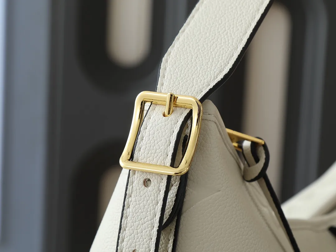 💰240💰Upgraded from the original M46197 M46203 M46289 M46292 Louis Vuitton launches a new CarryAll medium handbag, with Monogram canvas and leather trimming to create a body-fitting design. There's a zipped pocket inside the ample space, and a detachable zipped clutch adds a functional element, with a buckle-adjustable handle. Dimensions: 39.0 x 30.0 x 15.0 cm (length x height x width)