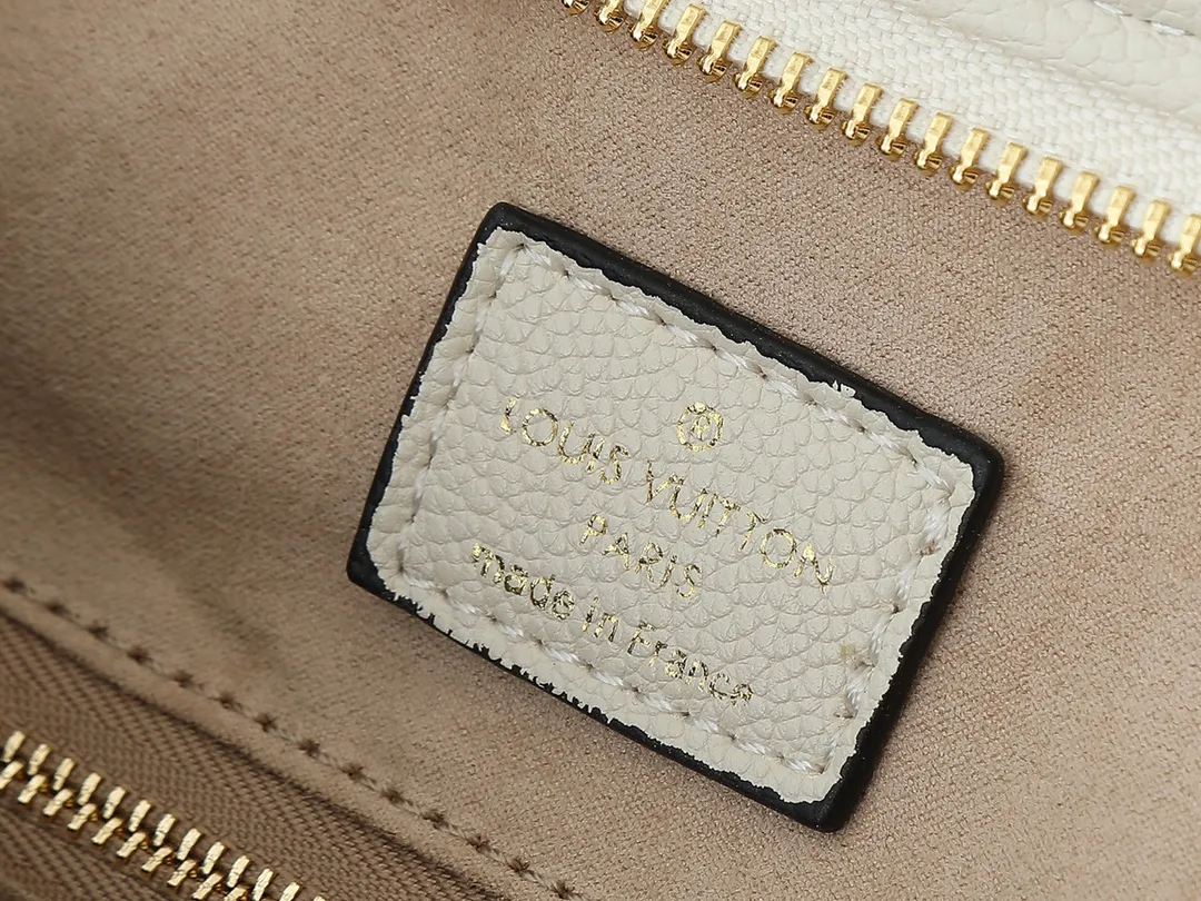 💰240💰Upgraded from the original M46197 M46203 M46289 M46292 Louis Vuitton launches a new CarryAll medium handbag, with Monogram canvas and leather trimming to create a body-fitting design. There's a zipped pocket inside the ample space, and a detachable zipped clutch adds a functional element, with a buckle-adjustable handle. Dimensions: 39.0 x 30.0 x 15.0 cm (length x height x width)