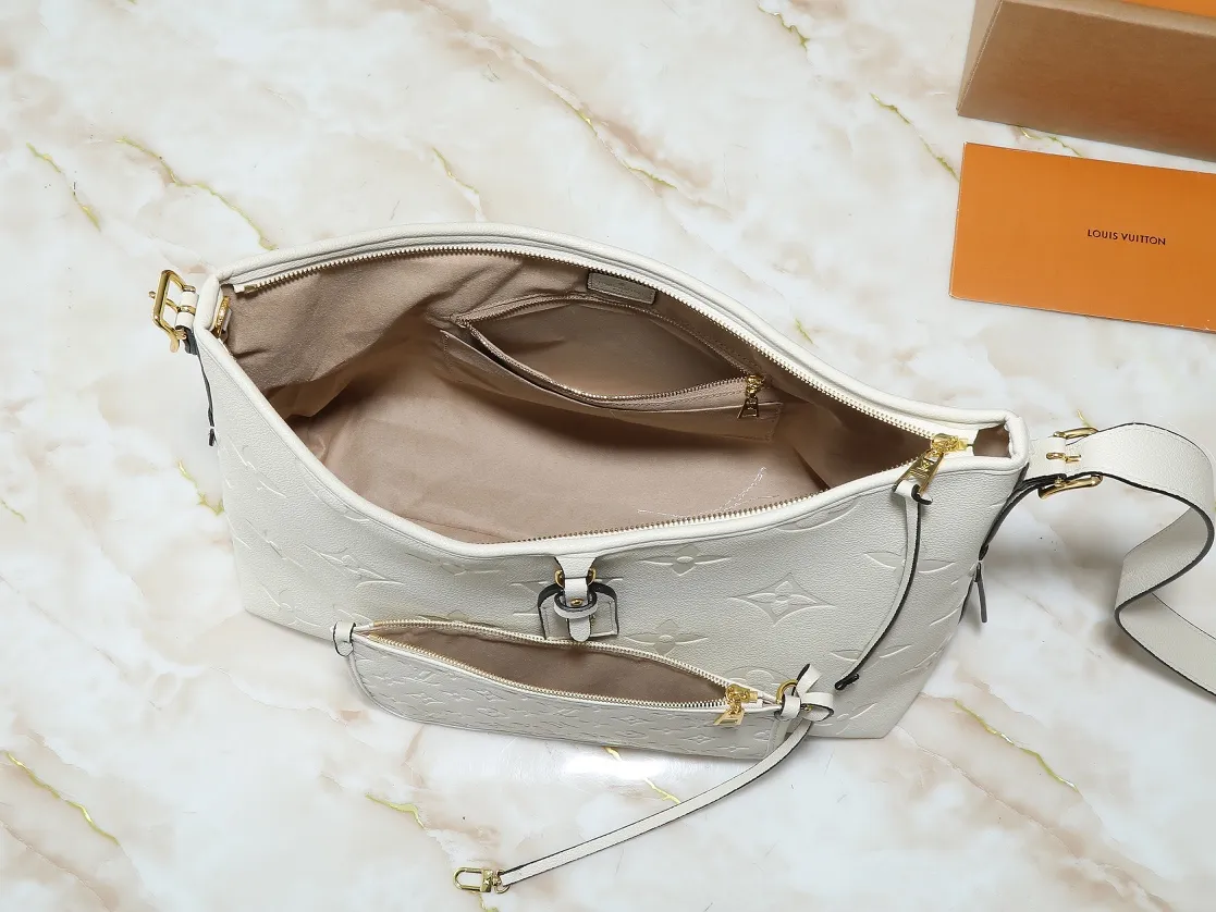 💰240💰Upgraded from the original M46197 M46203 M46289 M46292 Louis Vuitton launches a new CarryAll medium handbag, with Monogram canvas and leather trimming to create a body-fitting design. There's a zipped pocket inside the ample space, and a detachable zipped clutch adds a functional element, with a buckle-adjustable handle. Dimensions: 39.0 x 30.0 x 15.0 cm (length x height x width)