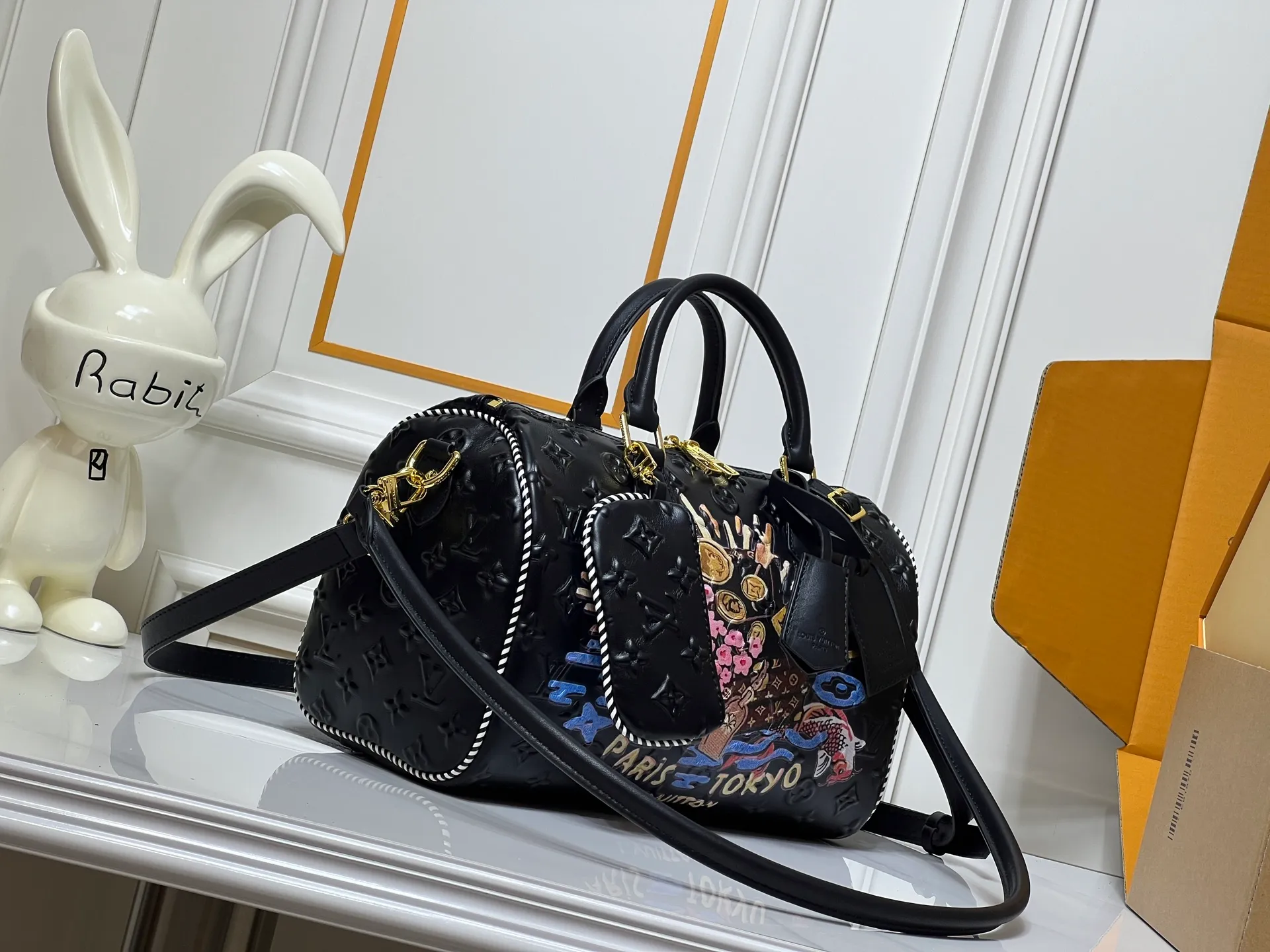 Batch 320💰M10660 M13344 This Speedy Soft 30 handbag uses retro touches to interpret the Monogram Dune elements, with aircraft-shaped decoration and collage-effect labels, paying tribute to the design of the Gaston Louis Vuitton collection series. The long handle makes it easy to carry on the shoulder, making it a great travel companion. 30.0 x 21.0 x 17.0 cm (length x height x width)