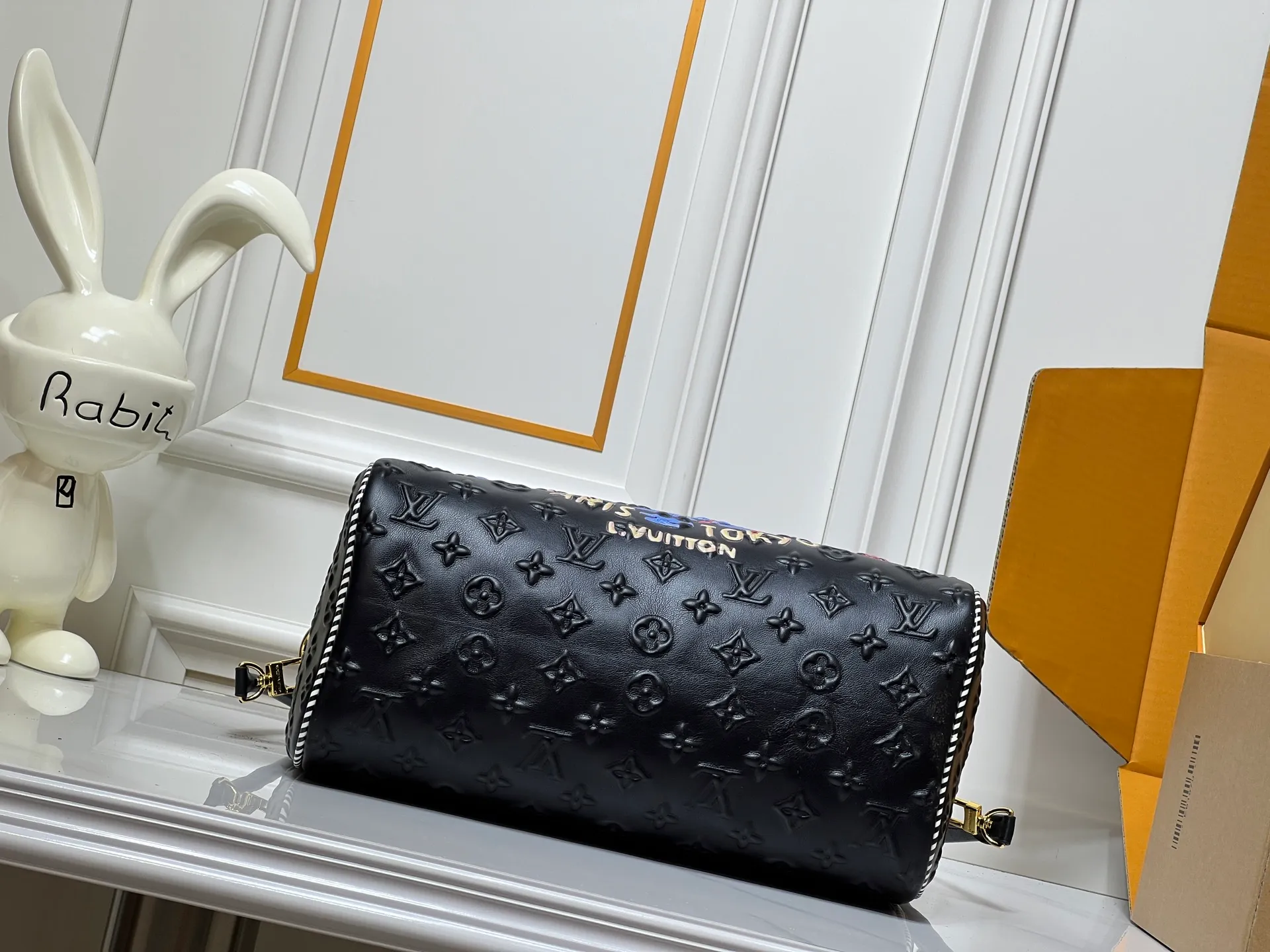 Batch 320💰M10660 M13344 This Speedy Soft 30 handbag uses retro touches to interpret the Monogram Dune elements, with aircraft-shaped decoration and collage-effect labels, paying tribute to the design of the Gaston Louis Vuitton collection series. The long handle makes it easy to carry on the shoulder, making it a great travel companion. 30.0 x 21.0 x 17.0 cm (length x height x width)