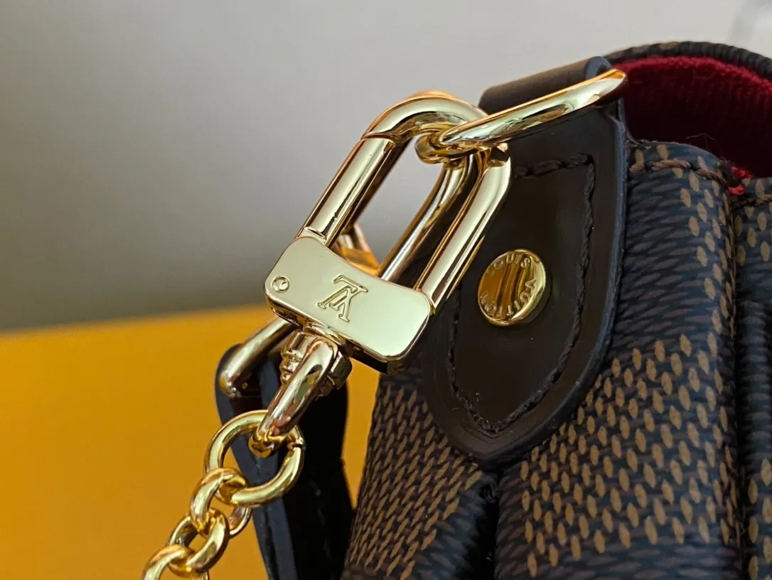 💰640 Top quality original M41129 Brown ✨M40718 Presbyopia N41275 White A small and lightweight handbag made of Monogram canvas, it is a classic style that you can carry on any occasion. The magnet adsorption buckle is more convenient to use. Customized pure bronze hardware, 100% original tree paste leather imported from Italy, size 28×17×4cm