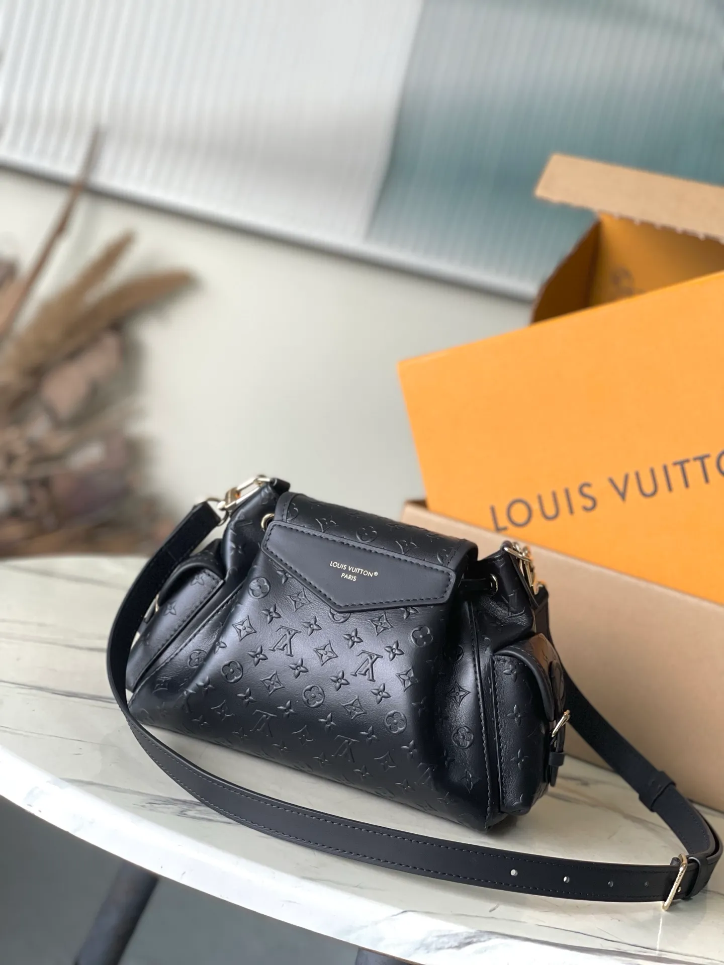 💰1100 (top-grain leather) top-quality original M25554 Odyssee handbag from the 2025 early autumn series, cleverly returning to the Excursion backpack design of the 2024 Cruise early spring series, paying tribute to Louis Vuitton's travel heritage with classic touches. The cowhide leather body is covered with Monogram Bold pattern, and the decorative buckle and detachable chain are exquisite details. The side pocket allows you to easily carry your keys or lipstick. Dimensions: 27 × 17 × 12 cm