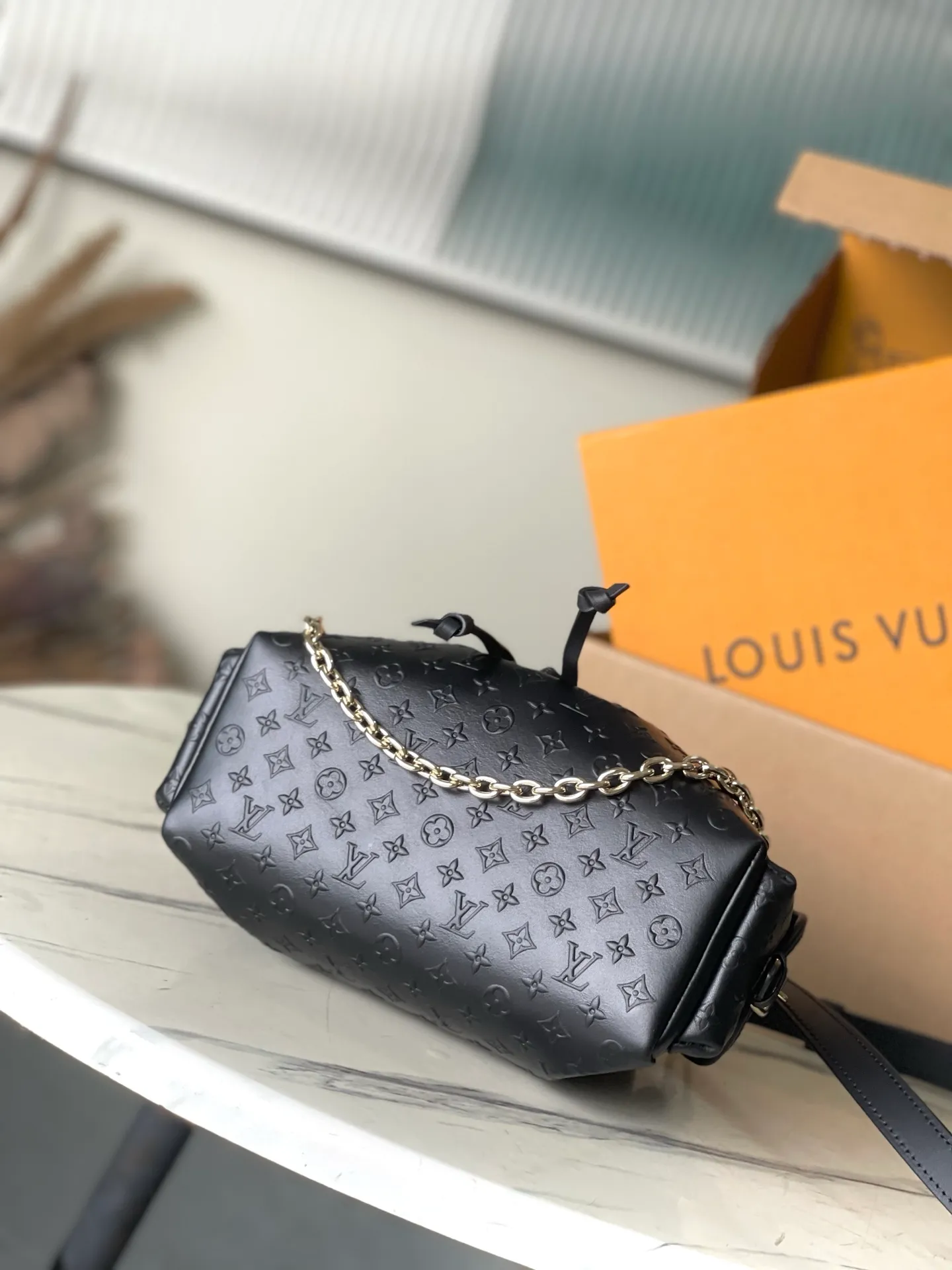 💰1100 (top-grain leather) top-quality original M25554 Odyssee handbag from the 2025 early autumn series, cleverly returning to the Excursion backpack design of the 2024 Cruise early spring series, paying tribute to Louis Vuitton's travel heritage with classic touches. The cowhide leather body is covered with Monogram Bold pattern, and the decorative buckle and detachable chain are exquisite details. The side pocket allows you to easily carry your keys or lipstick. Dimensions: 27 × 17 × 12 cm