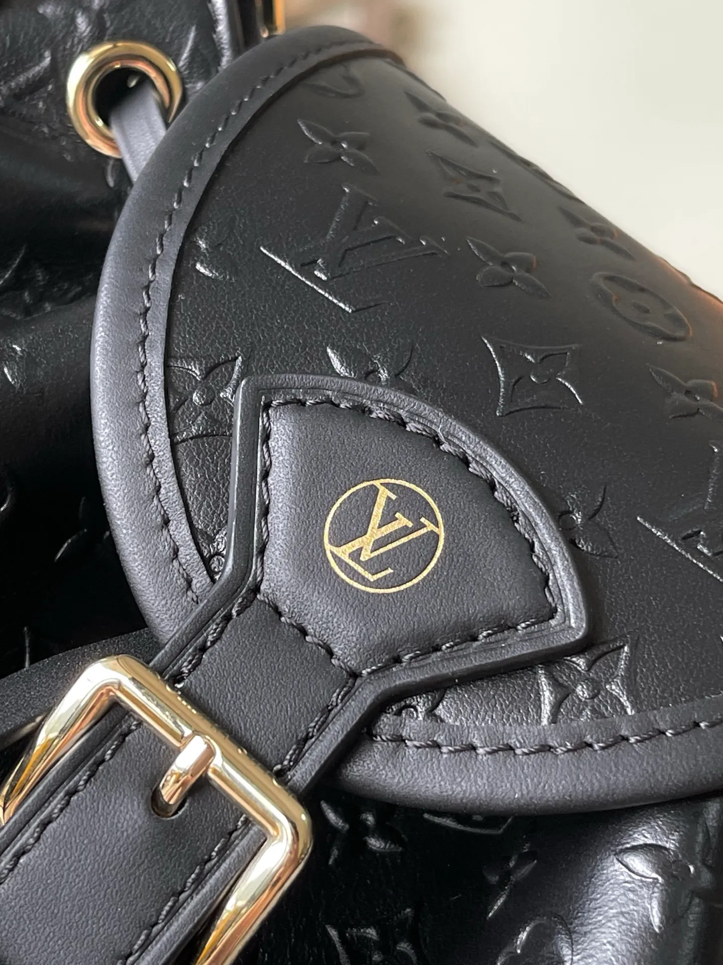 💰1100 (top-grain leather) top-quality original M25554 Odyssee handbag from the 2025 early autumn series, cleverly returning to the Excursion backpack design of the 2024 Cruise early spring series, paying tribute to Louis Vuitton's travel heritage with classic touches. The cowhide leather body is covered with Monogram Bold pattern, and the decorative buckle and detachable chain are exquisite details. The side pocket allows you to easily carry your keys or lipstick. Dimensions: 27 × 17 × 12 cm