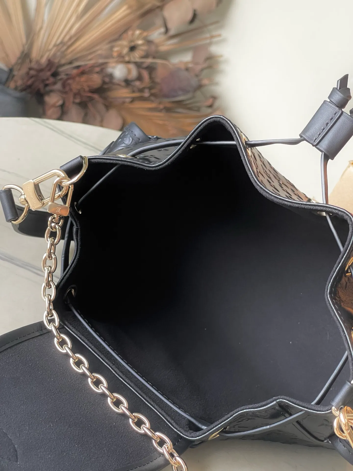 💰1100 (top-grain leather) top-quality original M25554 Odyssee handbag from the 2025 early autumn series, cleverly returning to the Excursion backpack design of the 2024 Cruise early spring series, paying tribute to Louis Vuitton's travel heritage with classic touches. The cowhide leather body is covered with Monogram Bold pattern, and the decorative buckle and detachable chain are exquisite details. The side pocket allows you to easily carry your keys or lipstick. Dimensions: 27 × 17 × 12 cm