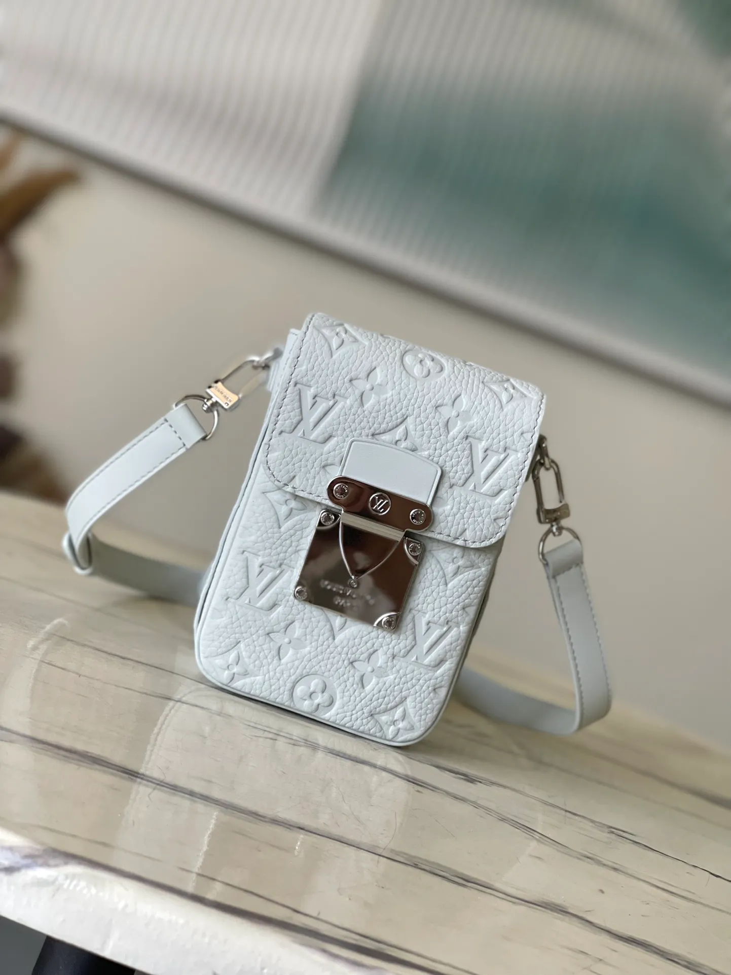 💰1040 (first grain leather) top quality original M82568 gray green S-Lock Vertical mini handbag has the iconic S-Lock lock, inspired by the strong lock design created by Georges Vuitton in 1886 for traditional luggage. The compact construction features a front cell phone pocket and roomy main compartment, and the adjustable shoulder strap makes it easy to carry cross-body. Detailed features12 x 19 x 7 cm (length x height x width)