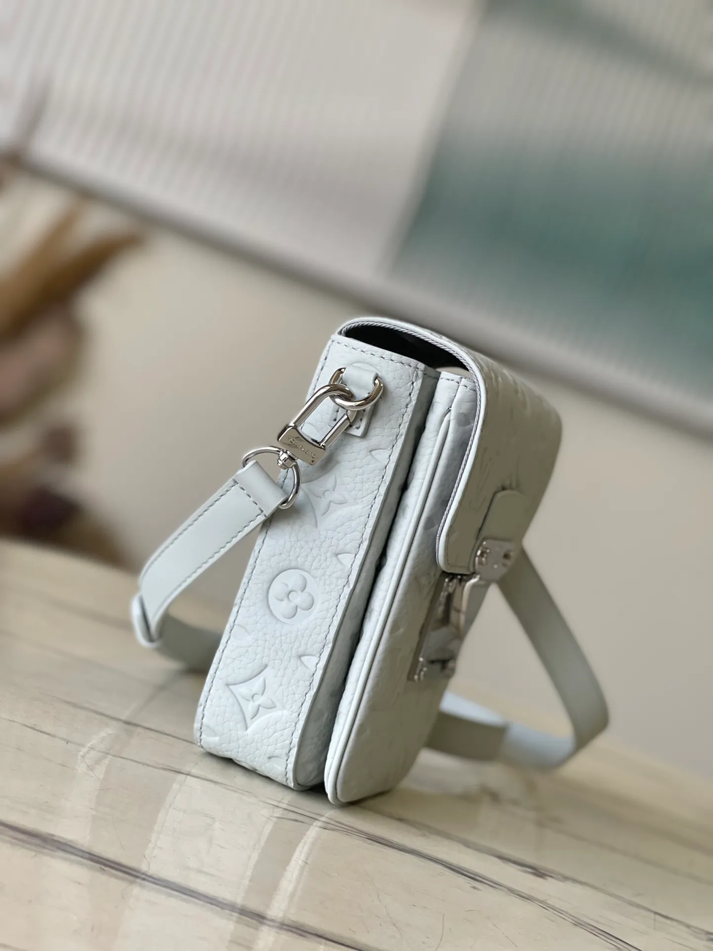 💰1040 (first grain leather) top quality original M82568 gray green S-Lock Vertical mini handbag has the iconic S-Lock lock, inspired by the strong lock design created by Georges Vuitton in 1886 for traditional luggage. The compact construction features a front cell phone pocket and roomy main compartment, and the adjustable shoulder strap makes it easy to carry cross-body. Detailed features12 x 19 x 7 cm (length x height x width)