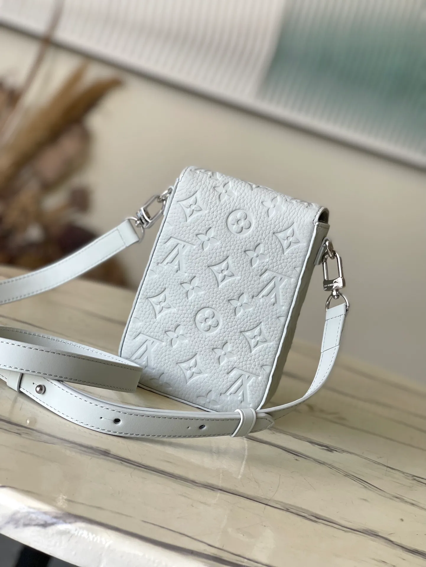 💰1040 (first grain leather) top quality original M82568 gray green S-Lock Vertical mini handbag has the iconic S-Lock lock, inspired by the strong lock design created by Georges Vuitton in 1886 for traditional luggage. The compact construction features a front cell phone pocket and roomy main compartment, and the adjustable shoulder strap makes it easy to carry cross-body. Detailed features12 x 19 x 7 cm (length x height x width)