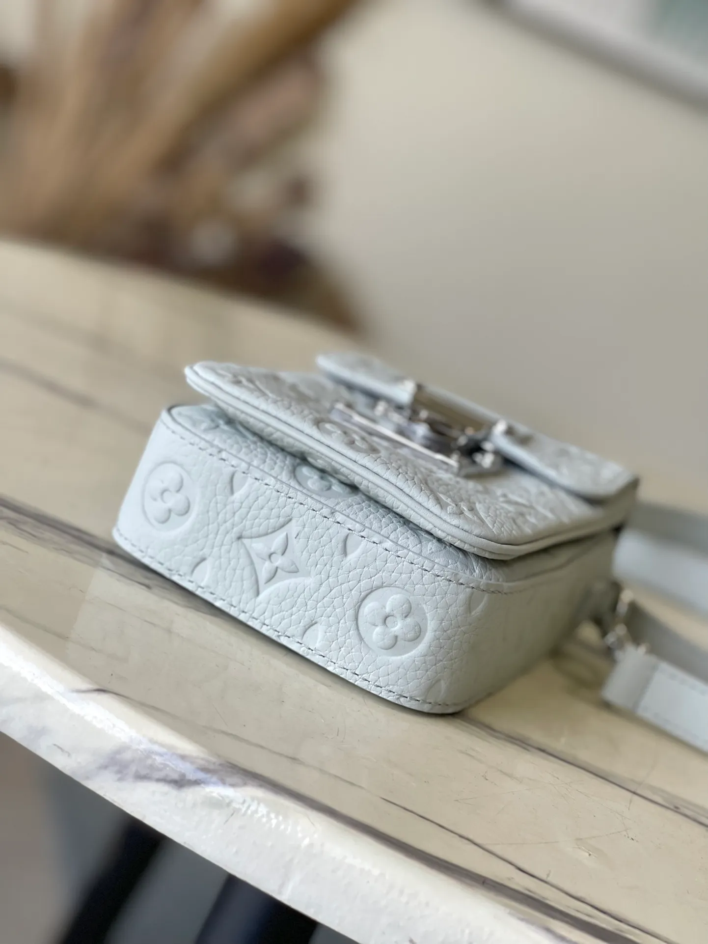 💰1040 (first grain leather) top quality original M82568 gray green S-Lock Vertical mini handbag has the iconic S-Lock lock, inspired by the strong lock design created by Georges Vuitton in 1886 for traditional luggage. The compact construction features a front cell phone pocket and roomy main compartment, and the adjustable shoulder strap makes it easy to carry cross-body. Detailed features12 x 19 x 7 cm (length x height x width)