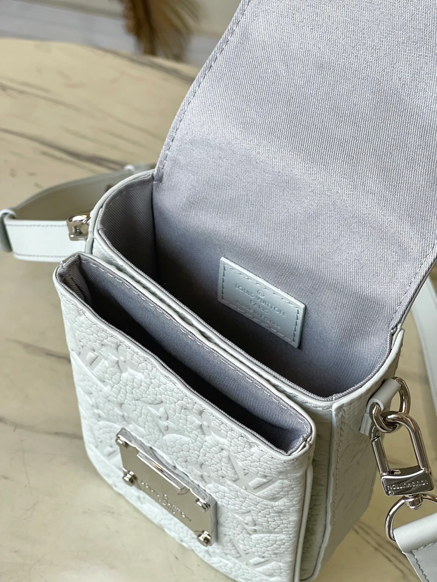 💰1040 (first grain leather) top quality original M82568 gray green S-Lock Vertical mini handbag has the iconic S-Lock lock, inspired by the strong lock design created by Georges Vuitton in 1886 for traditional luggage. The compact construction features a front cell phone pocket and roomy main compartment, and the adjustable shoulder strap makes it easy to carry cross-body. Detailed features12 x 19 x 7 cm (length x height x width)