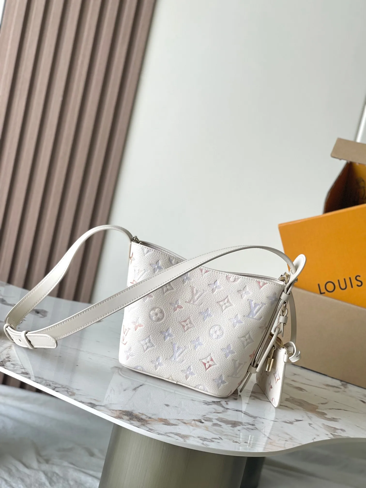 p2600 [Special grade MB163c chip version original leather] This All In BB handbag Model: M25673 Material: Grade A all-steel hardware, imported original cowhide Packaging: Full set of original duty-free MB packaging Size: 18x12x16CM