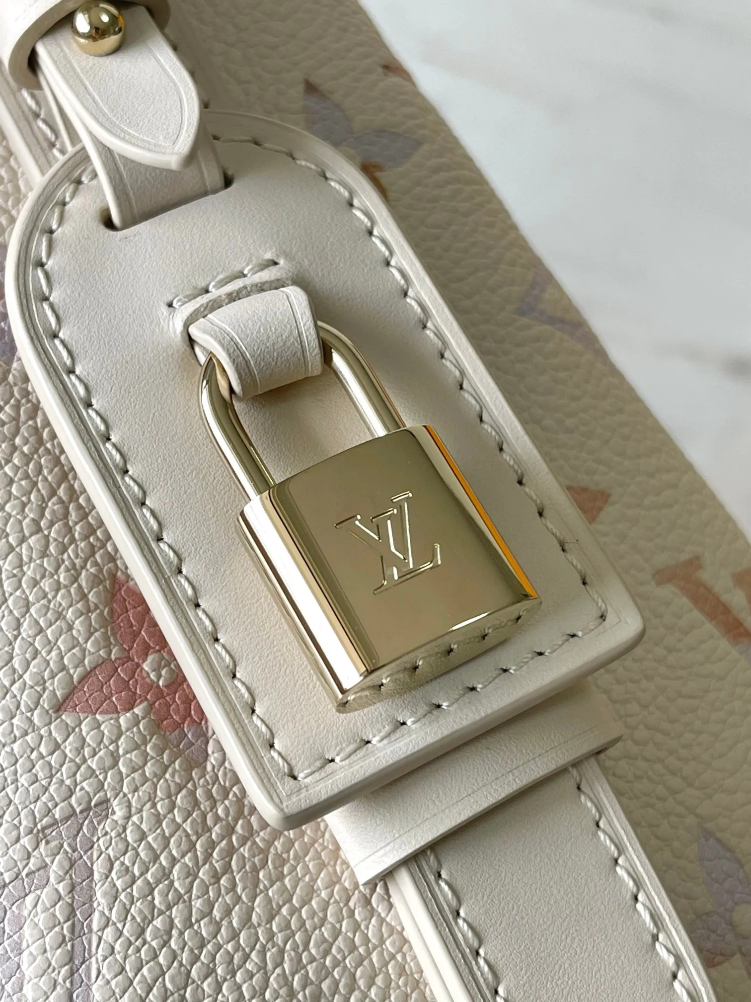 p2600 [Special grade MB163c chip version original leather] This All In BB handbag Model: M25673 Material: Grade A all-steel hardware, imported original cowhide Packaging: Full set of original duty-free MB packaging Size: 18x12x16CM