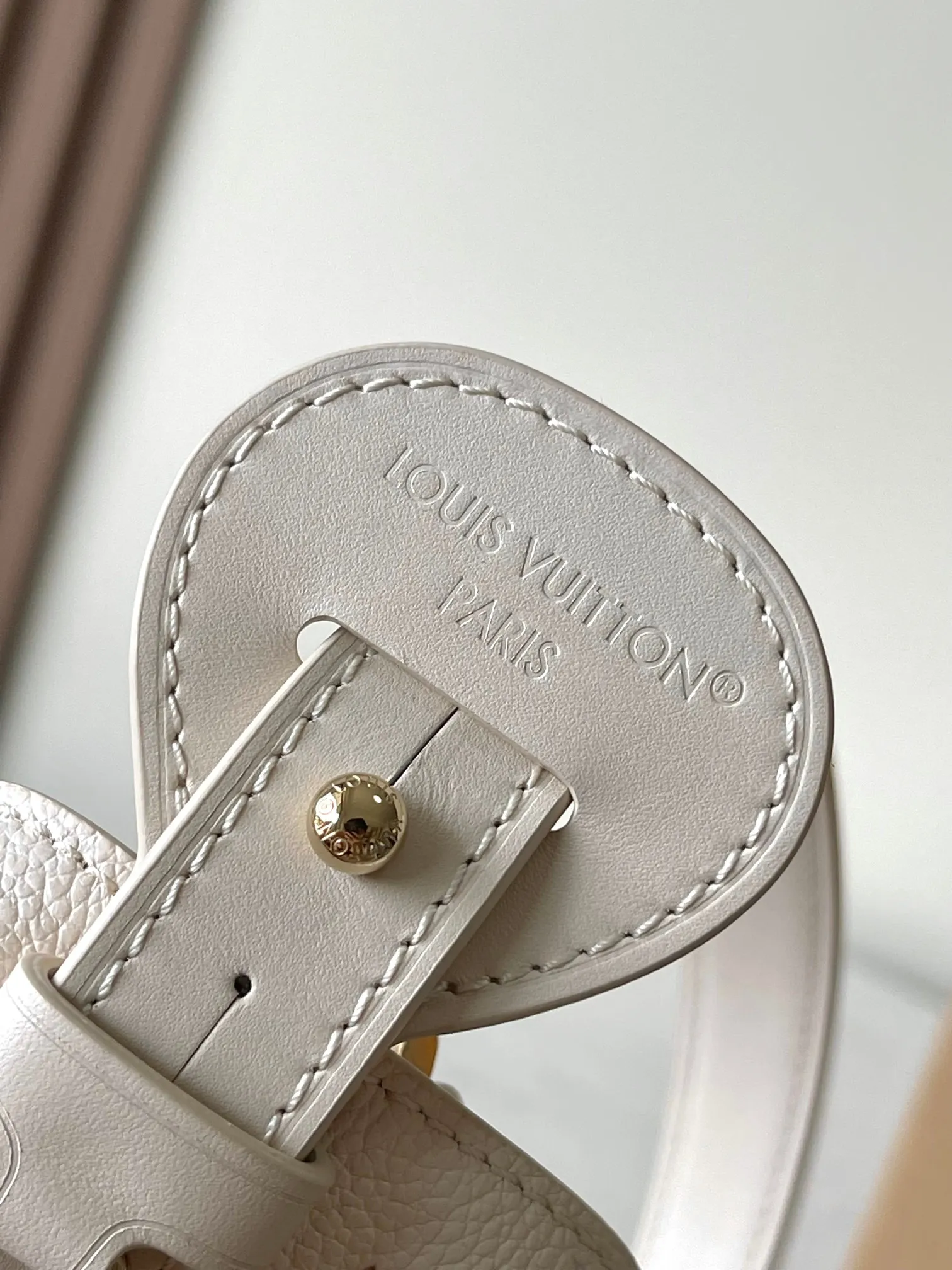p2600 [Special grade MB163c chip version original leather] This All In BB handbag Model: M25673 Material: Grade A all-steel hardware, imported original cowhide Packaging: Full set of original duty-free MB packaging Size: 18x12x16CM