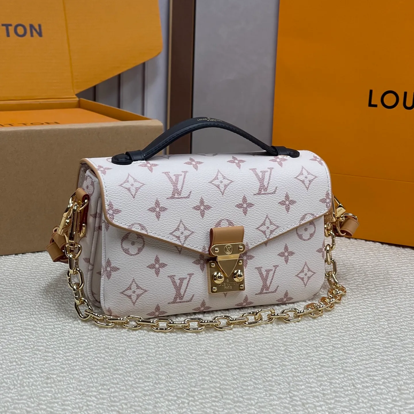 [Upgraded version] P580💰Upgraded version · High quality · The most 🔥 sand dune color · Here it comes 🥰lv Postman small chain bag 🌷 with complete packaging M46914 The hot new postman has just been released (the postman is a classic LV model, it is really popular with everyone, and it looks like a Korean drama heroine on the back in winter. However, the large size is really not very friendly to small girls, so the mini version is here!! !Size: 21.5*13.5*6cm size