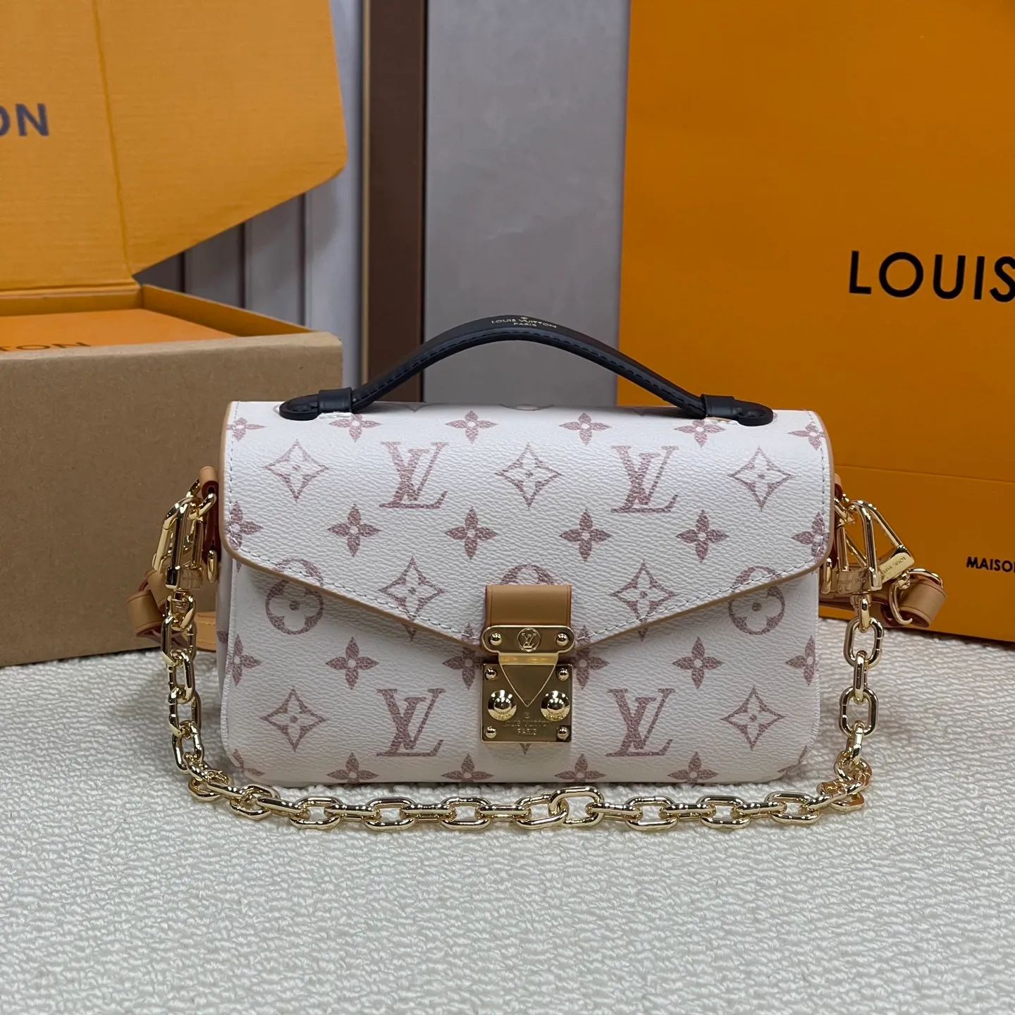 [Upgraded version] P580💰Upgraded version · High quality · The most 🔥 sand dune color · Here it comes 🥰lv Postman small chain bag 🌷 with complete packaging M46914 The hot new postman has just been released (the postman is a classic LV model, it is really popular with everyone, and it looks like a Korean drama heroine on the back in winter. However, the large size is really not very friendly to small girls, so the mini version is here!! !Size: 21.5*13.5*6cm size