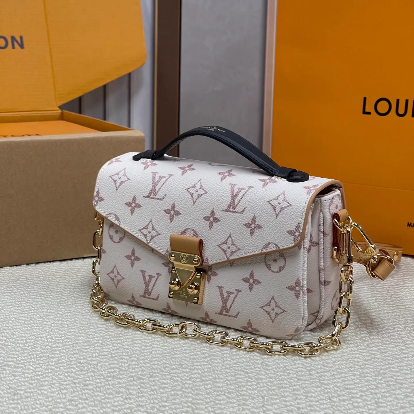 [Upgraded version] P580💰Upgraded version · High quality · The most 🔥 sand dune color · Here it comes 🥰lv Postman small chain bag 🌷 with complete packaging M46914 The hot new postman has just been released (the postman is a classic LV model, it is really popular with everyone, and it looks like a Korean drama heroine on the back in winter. However, the large size is really not very friendly to small girls, so the mini version is here!! !Size: 21.5*13.5*6cm size