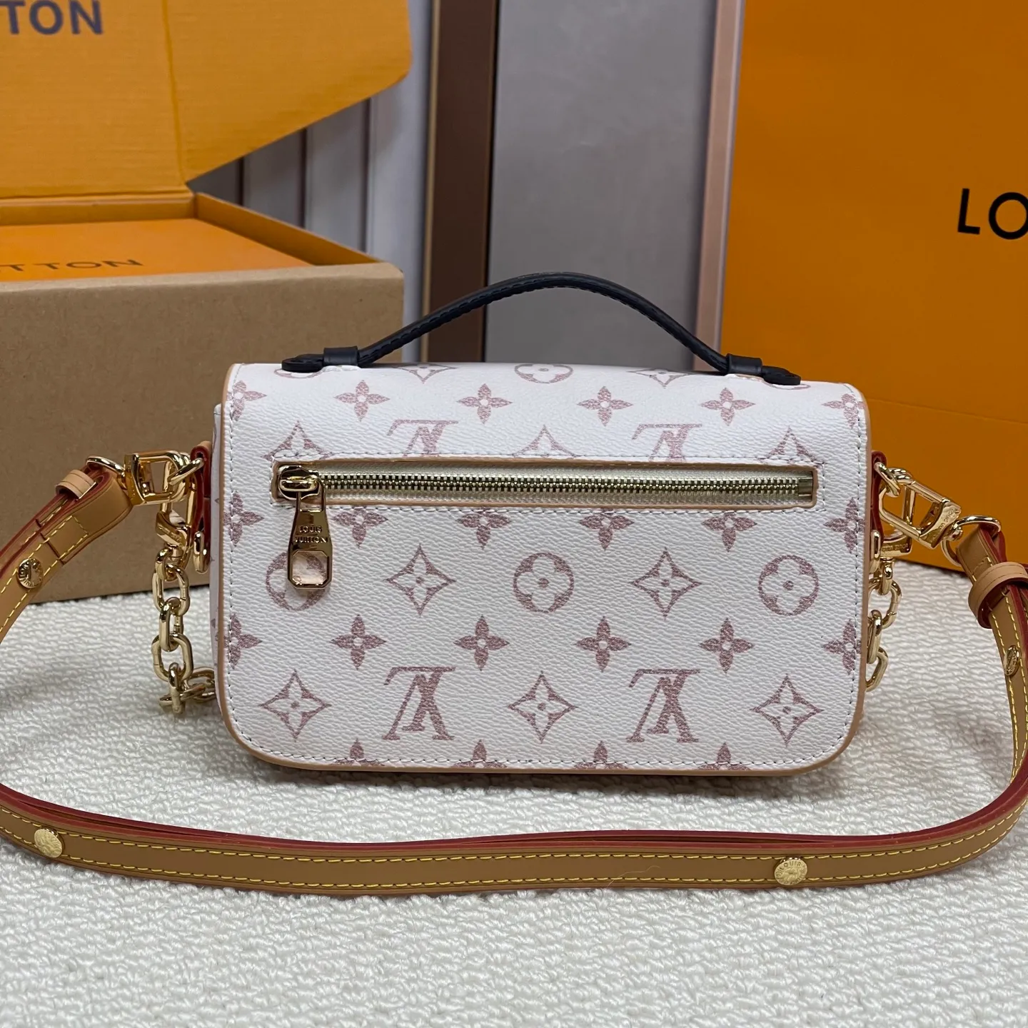 [Upgraded version] P580💰Upgraded version · High quality · The most 🔥 sand dune color · Here it comes 🥰lv Postman small chain bag 🌷 with complete packaging M46914 The hot new postman has just been released (the postman is a classic LV model, it is really popular with everyone, and it looks like a Korean drama heroine on the back in winter. However, the large size is really not very friendly to small girls, so the mini version is here!! !Size: 21.5*13.5*6cm size