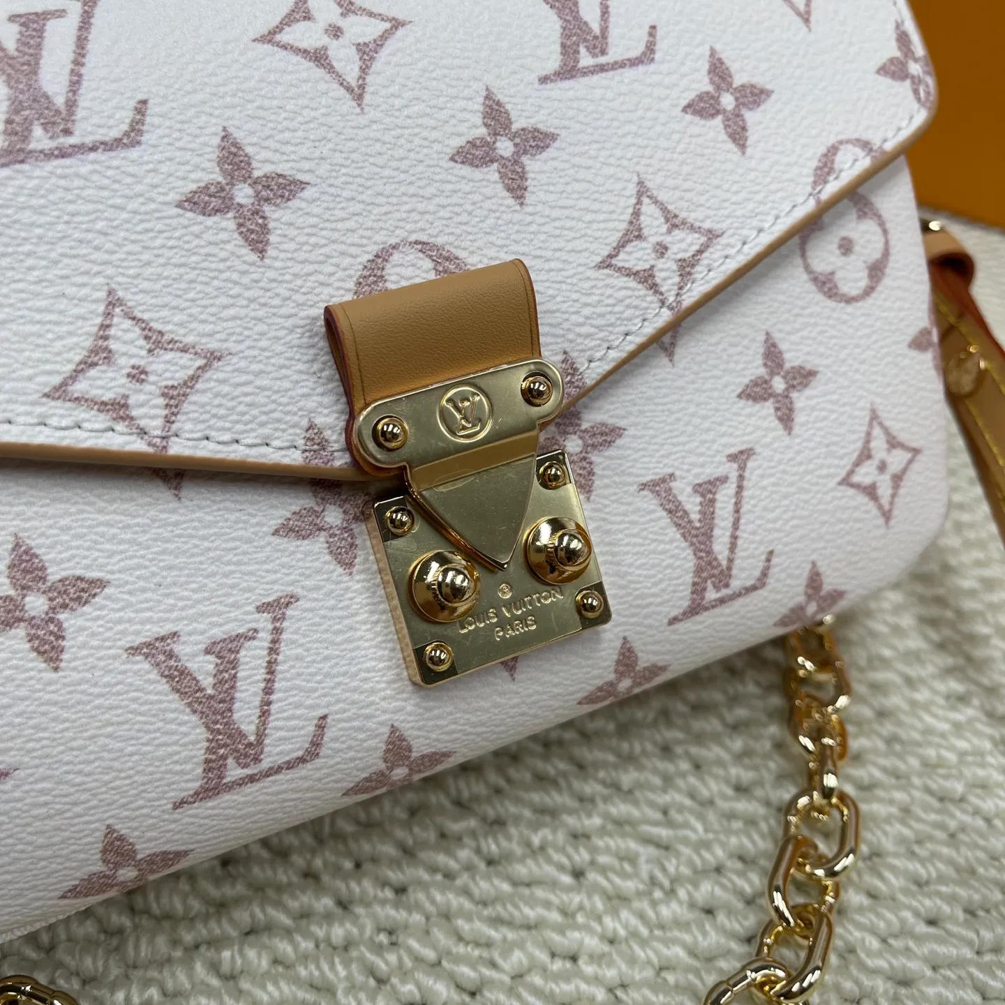 [Upgraded version] P580💰Upgraded version · High quality · The most 🔥 sand dune color · Here it comes 🥰lv Postman small chain bag 🌷 with complete packaging M46914 The hot new postman has just been released (the postman is a classic LV model, it is really popular with everyone, and it looks like a Korean drama heroine on the back in winter. However, the large size is really not very friendly to small girls, so the mini version is here!! !Size: 21.5*13.5*6cm size