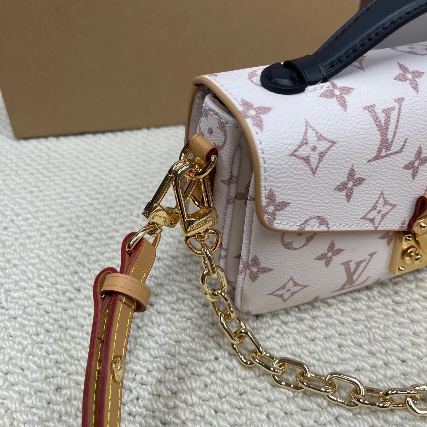 [Upgraded version] P580💰Upgraded version · High quality · The most 🔥 sand dune color · Here it comes 🥰lv Postman small chain bag 🌷 with complete packaging M46914 The hot new postman has just been released (the postman is a classic LV model, it is really popular with everyone, and it looks like a Korean drama heroine on the back in winter. However, the large size is really not very friendly to small girls, so the mini version is here!! !Size: 21.5*13.5*6cm size