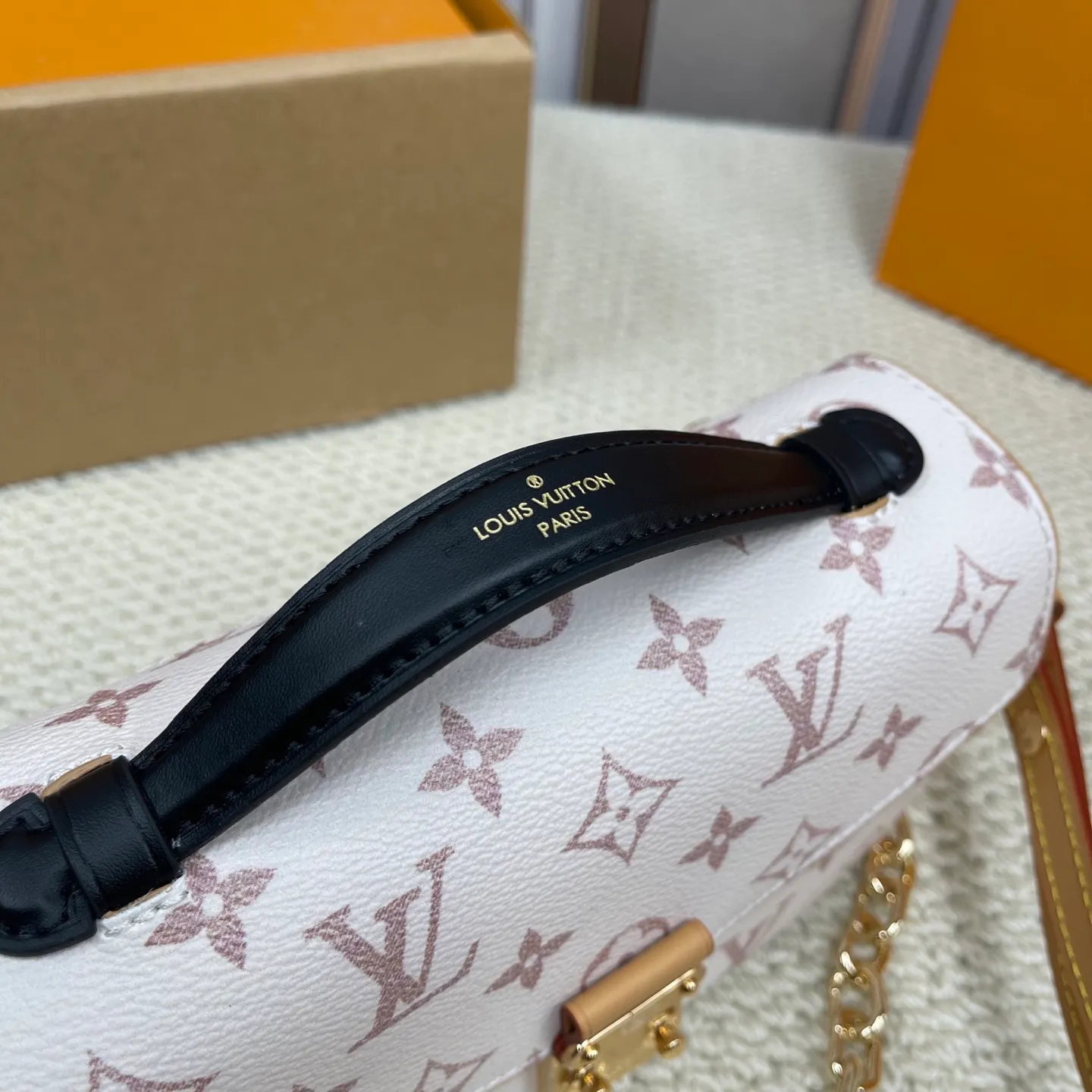 [Upgraded version] P580💰Upgraded version · High quality · The most 🔥 sand dune color · Here it comes 🥰lv Postman small chain bag 🌷 with complete packaging M46914 The hot new postman has just been released (the postman is a classic LV model, it is really popular with everyone, and it looks like a Korean drama heroine on the back in winter. However, the large size is really not very friendly to small girls, so the mini version is here!! !Size: 21.5*13.5*6cm size