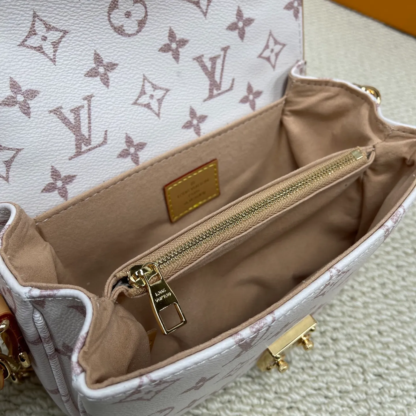 [Upgraded version] P580💰Upgraded version · High quality · The most 🔥 sand dune color · Here it comes 🥰lv Postman small chain bag 🌷 with complete packaging M46914 The hot new postman has just been released (the postman is a classic LV model, it is really popular with everyone, and it looks like a Korean drama heroine on the back in winter. However, the large size is really not very friendly to small girls, so the mini version is here!! !Size: 21.5*13.5*6cm size