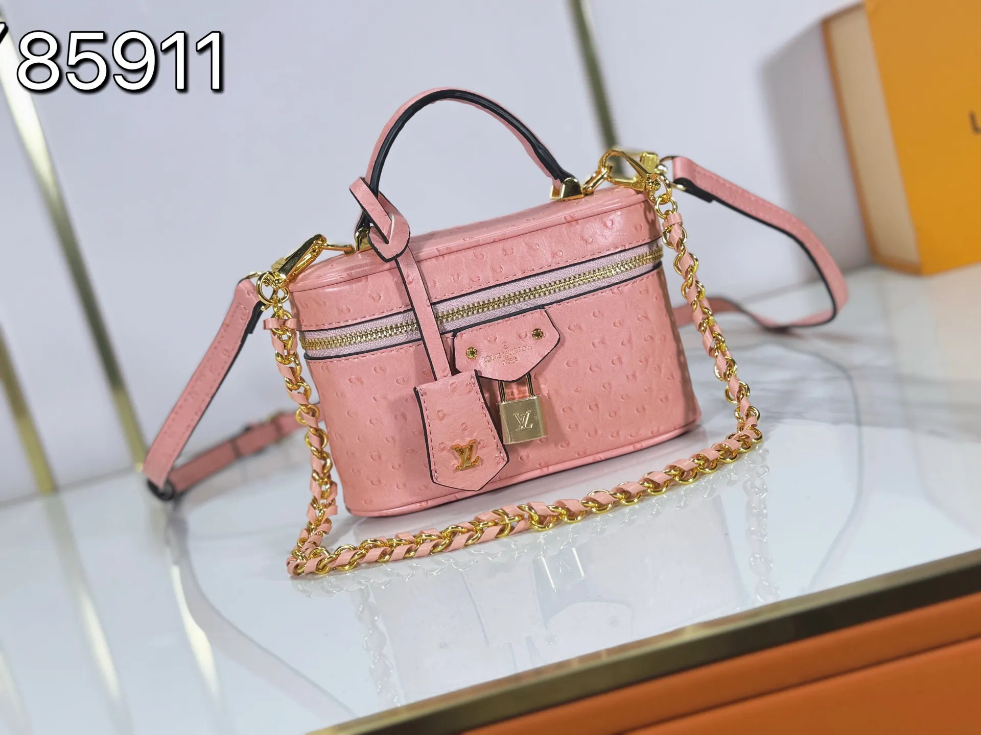P240 M85911 M85820 M47125 Ostrich leather Vanity Chain Pouch cosmetic box chain bag is inspired by traditional cosmetic boxes and embodies the spirit of travel. This refined, slim bag is trimmed with goatskin trim on the top handle and features a removable braided chain. It is known for its rich collection of iconic details, including LV engraved padlocks and ostrich leather key bells. size：19x11x.5x6.5cm