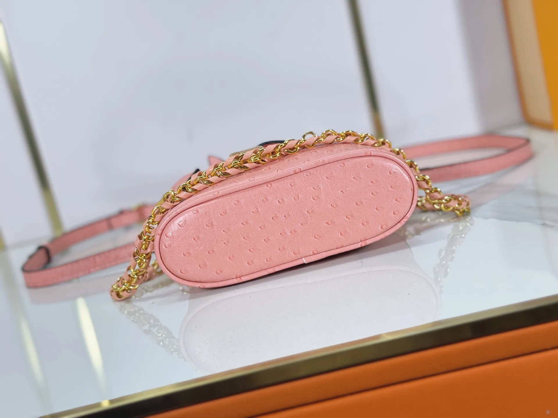 P240 M85911 M85820 M47125 Ostrich leather Vanity Chain Pouch cosmetic box chain bag is inspired by traditional cosmetic boxes and embodies the spirit of travel. This refined, slim bag is trimmed with goatskin trim on the top handle and features a removable braided chain. It is known for its rich collection of iconic details, including LV engraved padlocks and ostrich leather key bells. size：19x11x.5x6.5cm