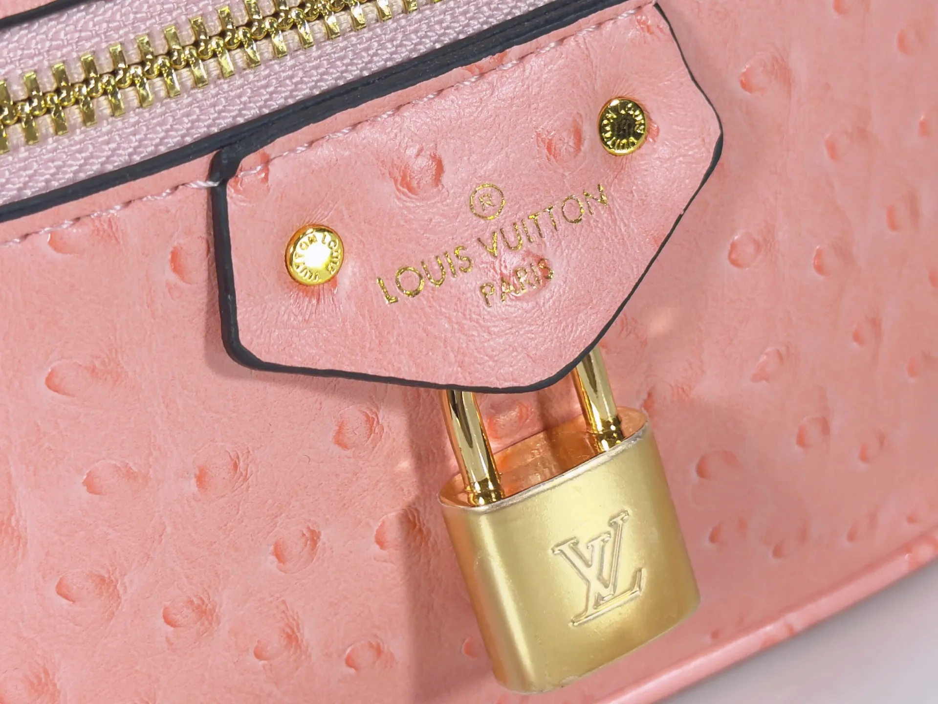P240 M85911 M85820 M47125 Ostrich leather Vanity Chain Pouch cosmetic box chain bag is inspired by traditional cosmetic boxes and embodies the spirit of travel. This refined, slim bag is trimmed with goatskin trim on the top handle and features a removable braided chain. It is known for its rich collection of iconic details, including LV engraved padlocks and ostrich leather key bells. size：19x11x.5x6.5cm