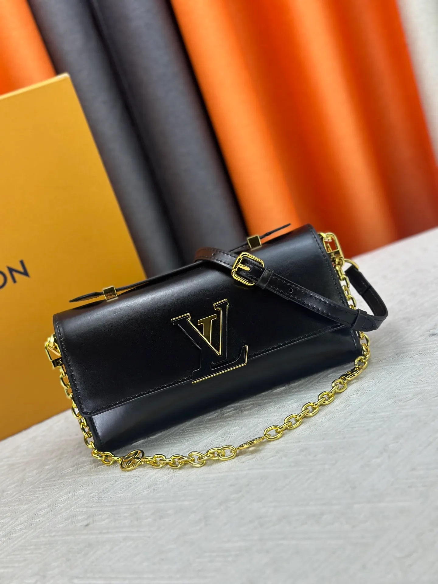 P260 M12143 black M12405 red M12265 white Wallet On Chain Capucines handbag combines exquisite craftsmanship and elegant style. It is embellished with classic LV letters in smooth leather. It is equipped with a detachable metal chain and leather shoulder strap, which can be carried by hand, shoulder or cross-body. The neat interior features Monogram floral magnet fastening, patch pockets, and card compartment.  12 x 4 x 23 cm (H x W x L) Cowhide Leather Trimming Cowhide lining Metal hardware Monogram floral magnetic closure Large main compartment Internal patch pocket with card compartment Shoulder strap: removable, adjustable Half-length strap: 43.0 cm Strap half-length adjustable to: 53.0 cm Chain: Removable Chain half-length: 22.5 cm Handle: Single handle