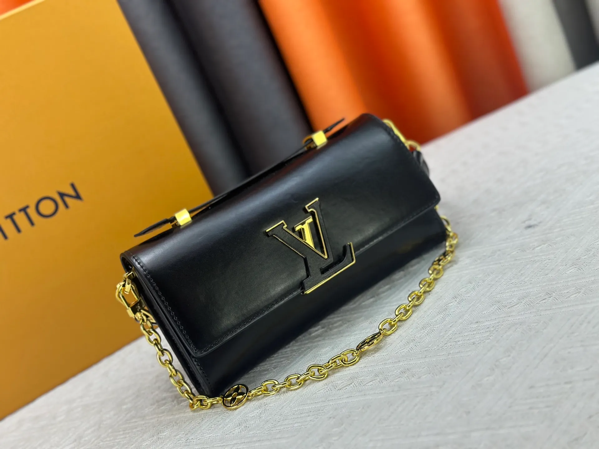 P260 M12143 black M12405 red M12265 white Wallet On Chain Capucines handbag combines exquisite craftsmanship and elegant style. It is embellished with classic LV letters in smooth leather. It is equipped with a detachable metal chain and leather shoulder strap, which can be carried by hand, shoulder or cross-body. The neat interior features Monogram floral magnet fastening, patch pockets, and card compartment.  12 x 4 x 23 cm (H x W x L) Cowhide Leather Trimming Cowhide lining Metal hardware Monogram floral magnetic closure Large main compartment Internal patch pocket with card compartment Shoulder strap: removable, adjustable Half-length strap: 43.0 cm Strap half-length adjustable to: 53.0 cm Chain: Removable Chain half-length: 22.5 cm Handle: Single handle