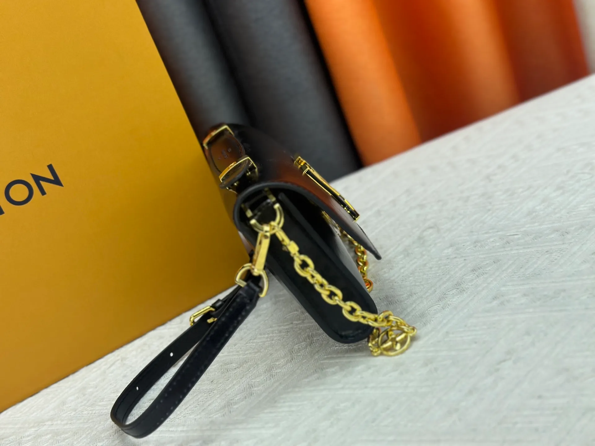 P260 M12143 black M12405 red M12265 white Wallet On Chain Capucines handbag combines exquisite craftsmanship and elegant style. It is embellished with classic LV letters in smooth leather. It is equipped with a detachable metal chain and leather shoulder strap, which can be carried by hand, shoulder or cross-body. The neat interior features Monogram floral magnet fastening, patch pockets, and card compartment.  12 x 4 x 23 cm (H x W x L) Cowhide Leather Trimming Cowhide lining Metal hardware Monogram floral magnetic closure Large main compartment Internal patch pocket with card compartment Shoulder strap: removable, adjustable Half-length strap: 43.0 cm Strap half-length adjustable to: 53.0 cm Chain: Removable Chain half-length: 22.5 cm Handle: Single handle