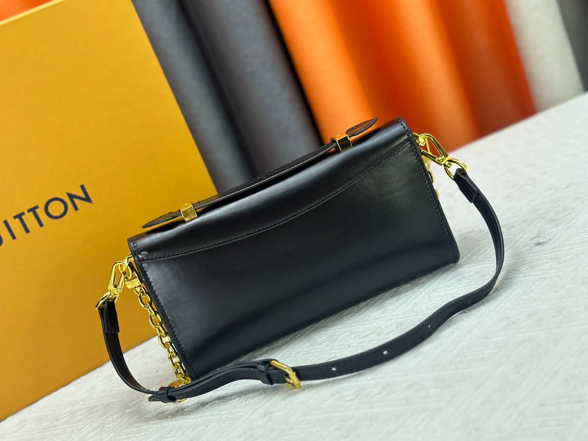 P260 M12143 black M12405 red M12265 white Wallet On Chain Capucines handbag combines exquisite craftsmanship and elegant style. It is embellished with classic LV letters in smooth leather. It is equipped with a detachable metal chain and leather shoulder strap, which can be carried by hand, shoulder or cross-body. The neat interior features Monogram floral magnet fastening, patch pockets, and card compartment.  12 x 4 x 23 cm (H x W x L) Cowhide Leather Trimming Cowhide lining Metal hardware Monogram floral magnetic closure Large main compartment Internal patch pocket with card compartment Shoulder strap: removable, adjustable Half-length strap: 43.0 cm Strap half-length adjustable to: 53.0 cm Chain: Removable Chain half-length: 22.5 cm Handle: Single handle