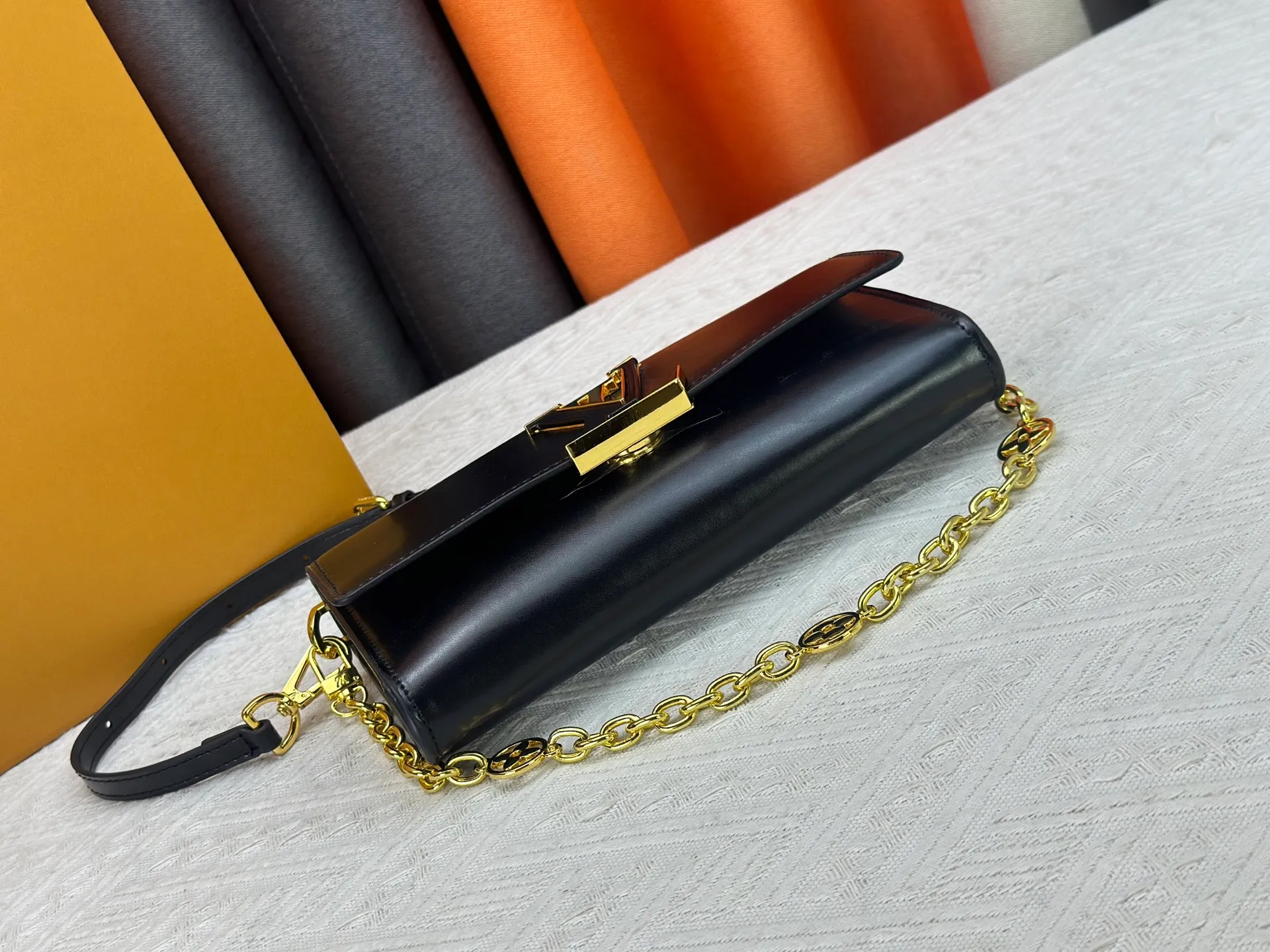 P260 M12143 black M12405 red M12265 white Wallet On Chain Capucines handbag combines exquisite craftsmanship and elegant style. It is embellished with classic LV letters in smooth leather. It is equipped with a detachable metal chain and leather shoulder strap, which can be carried by hand, shoulder or cross-body. The neat interior features Monogram floral magnet fastening, patch pockets, and card compartment.  12 x 4 x 23 cm (H x W x L) Cowhide Leather Trimming Cowhide lining Metal hardware Monogram floral magnetic closure Large main compartment Internal patch pocket with card compartment Shoulder strap: removable, adjustable Half-length strap: 43.0 cm Strap half-length adjustable to: 53.0 cm Chain: Removable Chain half-length: 22.5 cm Handle: Single handle