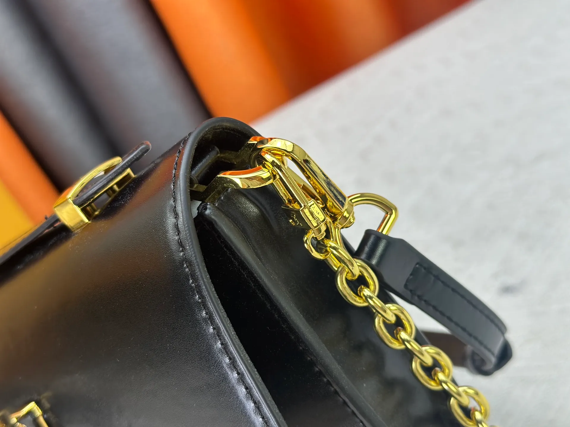 P260 M12143 black M12405 red M12265 white Wallet On Chain Capucines handbag combines exquisite craftsmanship and elegant style. It is embellished with classic LV letters in smooth leather. It is equipped with a detachable metal chain and leather shoulder strap, which can be carried by hand, shoulder or cross-body. The neat interior features Monogram floral magnet fastening, patch pockets, and card compartment.  12 x 4 x 23 cm (H x W x L) Cowhide Leather Trimming Cowhide lining Metal hardware Monogram floral magnetic closure Large main compartment Internal patch pocket with card compartment Shoulder strap: removable, adjustable Half-length strap: 43.0 cm Strap half-length adjustable to: 53.0 cm Chain: Removable Chain half-length: 22.5 cm Handle: Single handle