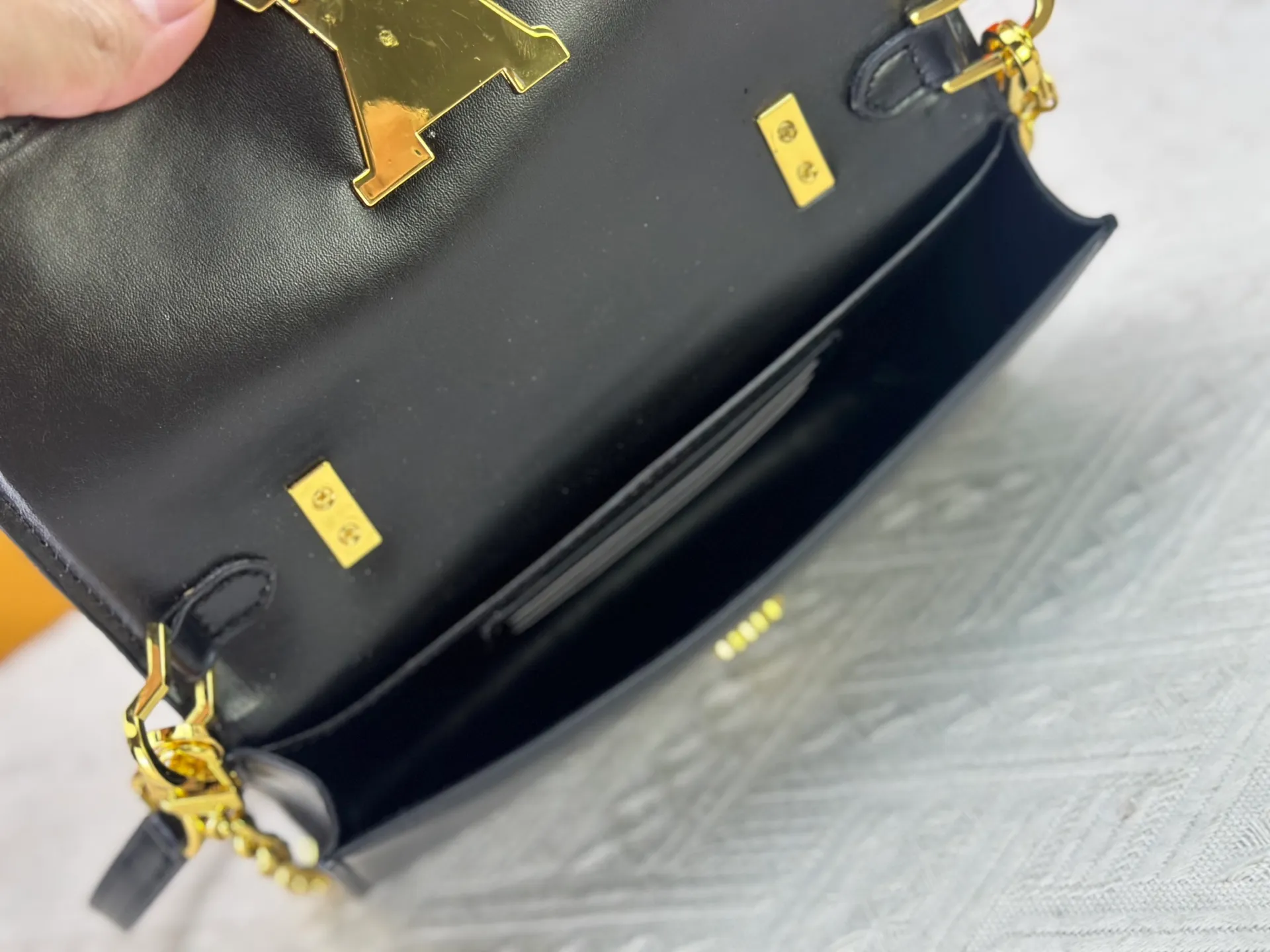 P260 M12143 black M12405 red M12265 white Wallet On Chain Capucines handbag combines exquisite craftsmanship and elegant style. It is embellished with classic LV letters in smooth leather. It is equipped with a detachable metal chain and leather shoulder strap, which can be carried by hand, shoulder or cross-body. The neat interior features Monogram floral magnet fastening, patch pockets, and card compartment.  12 x 4 x 23 cm (H x W x L) Cowhide Leather Trimming Cowhide lining Metal hardware Monogram floral magnetic closure Large main compartment Internal patch pocket with card compartment Shoulder strap: removable, adjustable Half-length strap: 43.0 cm Strap half-length adjustable to: 53.0 cm Chain: Removable Chain half-length: 22.5 cm Handle: Single handle