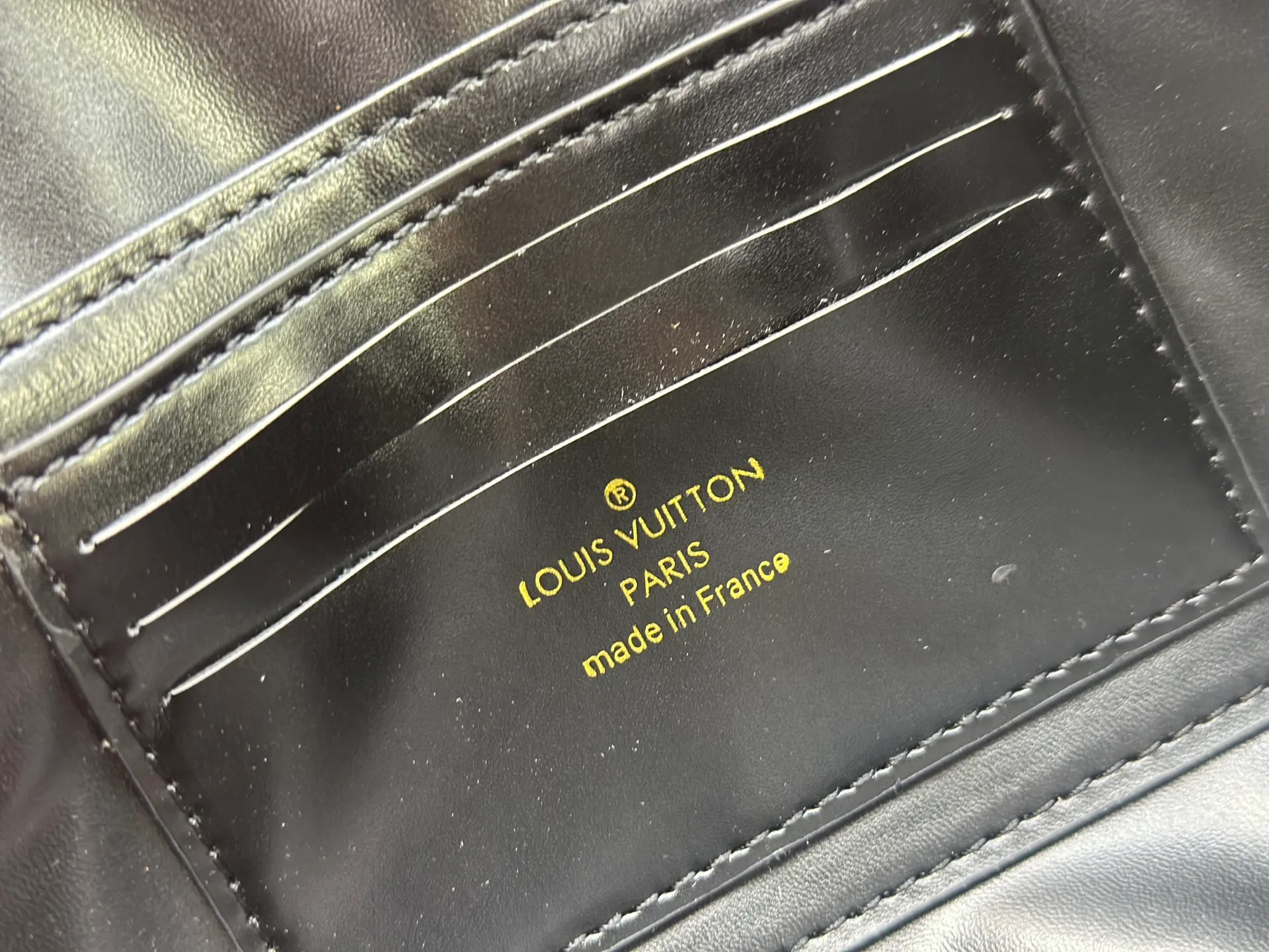 P260 M12143 black M12405 red M12265 white Wallet On Chain Capucines handbag combines exquisite craftsmanship and elegant style. It is embellished with classic LV letters in smooth leather. It is equipped with a detachable metal chain and leather shoulder strap, which can be carried by hand, shoulder or cross-body. The neat interior features Monogram floral magnet fastening, patch pockets, and card compartment.  12 x 4 x 23 cm (H x W x L) Cowhide Leather Trimming Cowhide lining Metal hardware Monogram floral magnetic closure Large main compartment Internal patch pocket with card compartment Shoulder strap: removable, adjustable Half-length strap: 43.0 cm Strap half-length adjustable to: 53.0 cm Chain: Removable Chain half-length: 22.5 cm Handle: Single handle