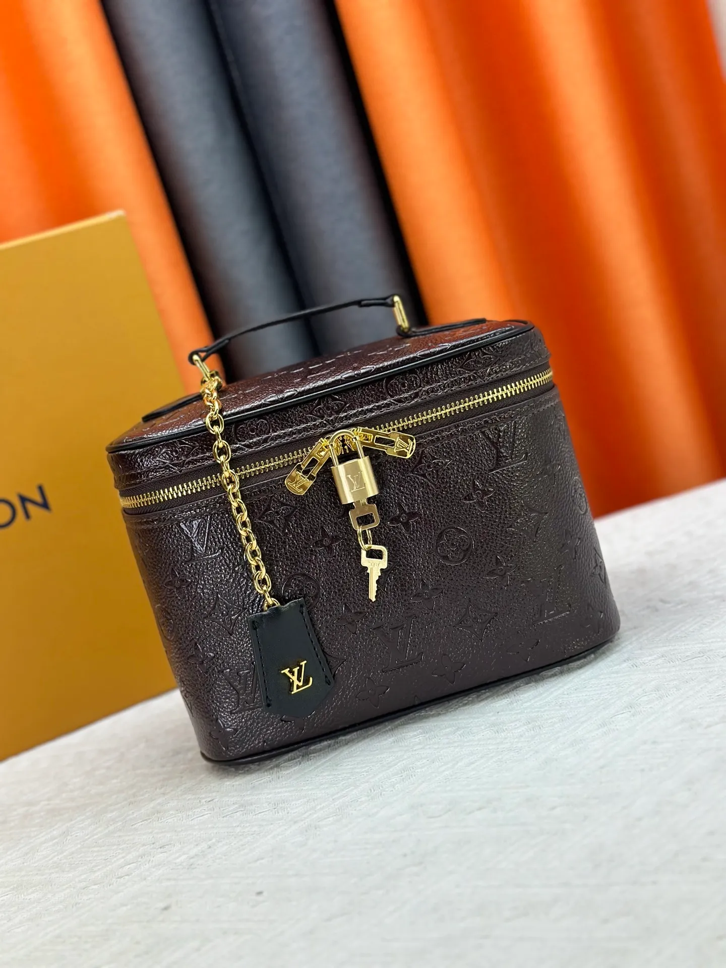P280 Upgraded original version M13747 M44495 M42265 M44936 M42263 lv Murakami Nice mini Nano cosmetic bag with Monogram printing and 33 colorful colors. In 2025, Murakami and LV jointly launched the white tricolor and black tricolor twelve pieces, which are very popular around the world and are loved by celebrities and celebrities. Dimensions: 24 x 17 x 14 (LxHxW)