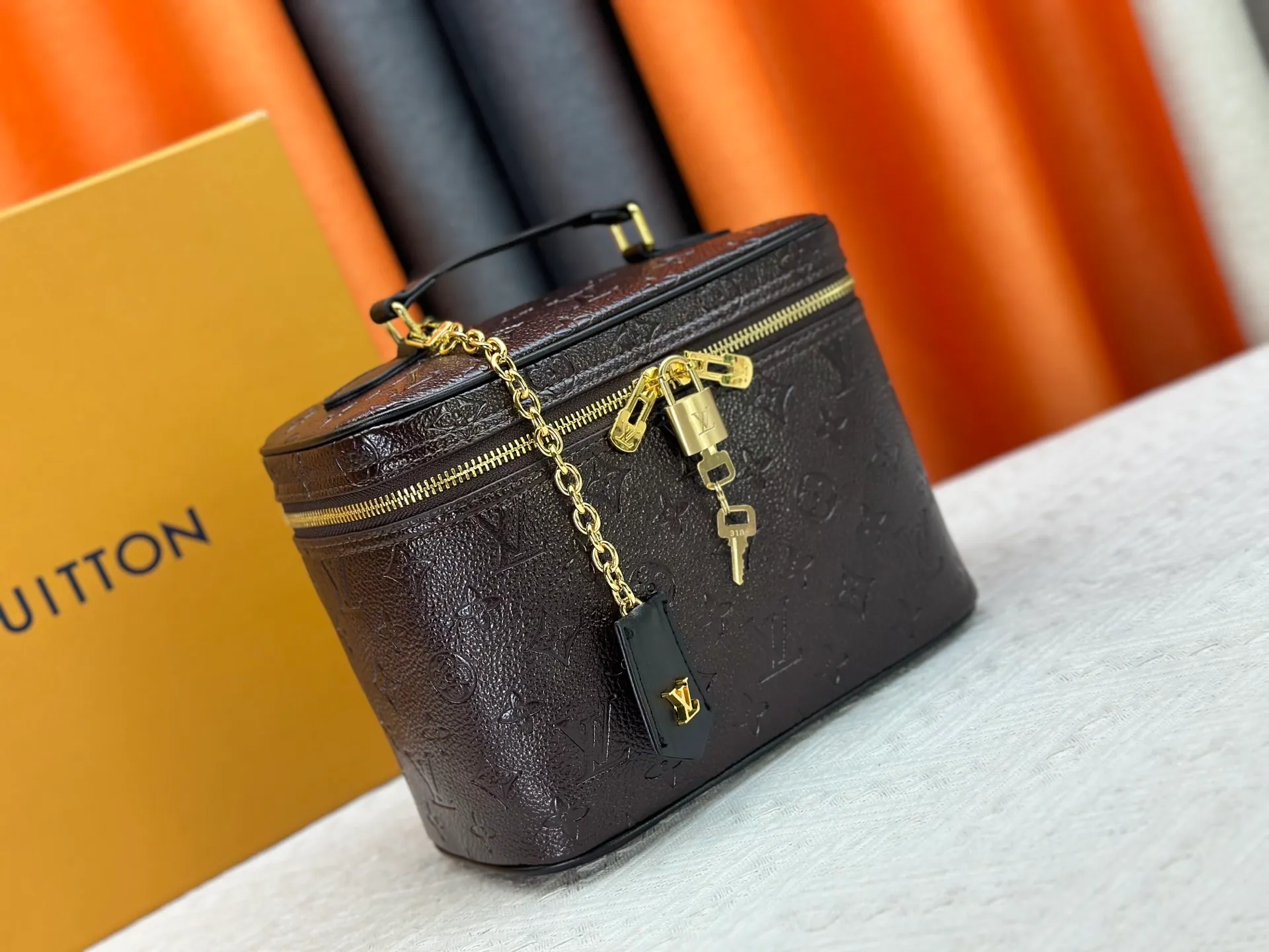 P280 Upgraded original version M13747 M44495 M42265 M44936 M42263 lv Murakami Nice mini Nano cosmetic bag with Monogram printing and 33 colorful colors. In 2025, Murakami and LV jointly launched the white tricolor and black tricolor twelve pieces, which are very popular around the world and are loved by celebrities and celebrities. Dimensions: 24 x 17 x 14 (LxHxW)