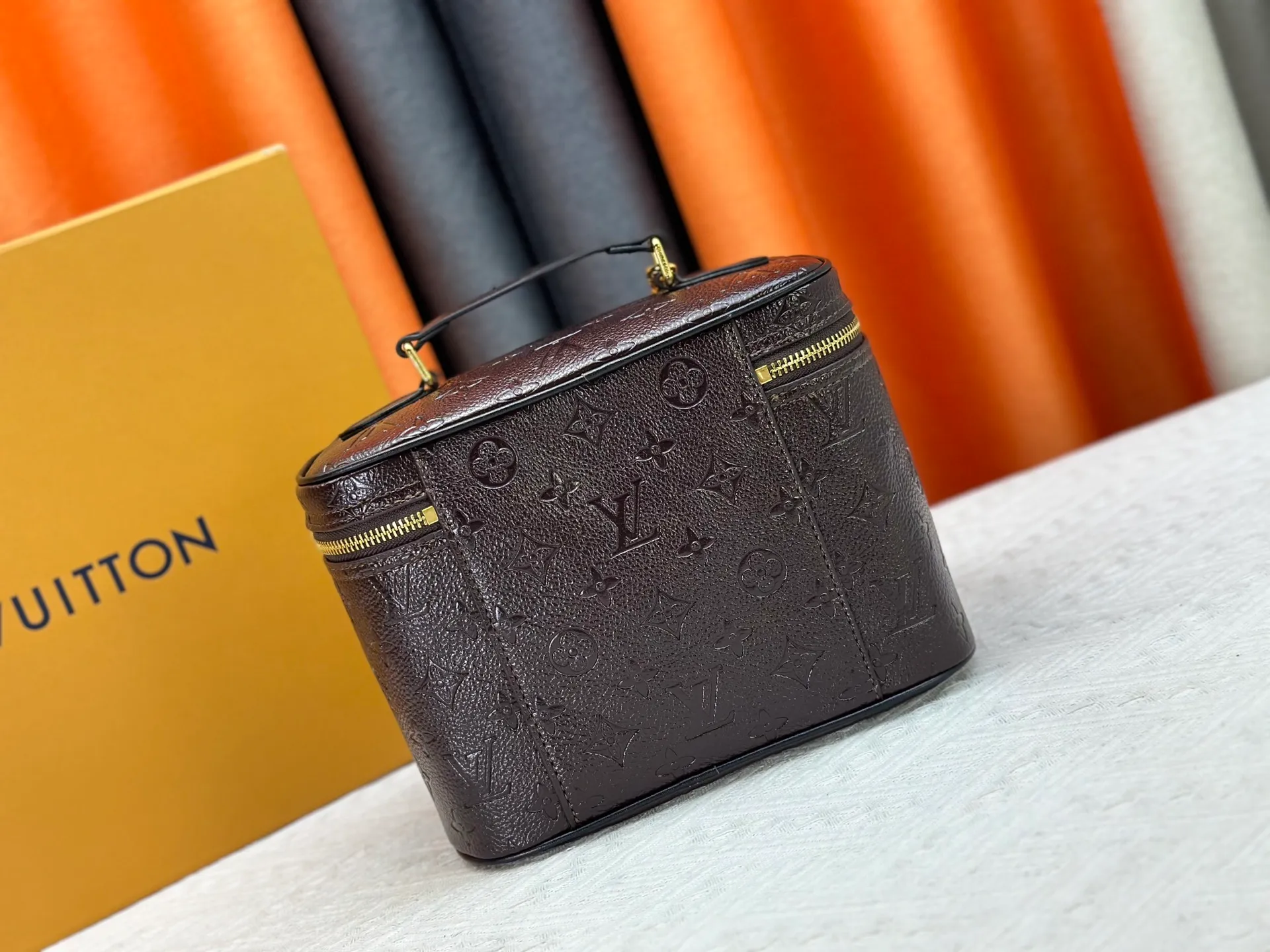 P280 Upgraded original version M13747 M44495 M42265 M44936 M42263 lv Murakami Nice mini Nano cosmetic bag with Monogram printing and 33 colorful colors. In 2025, Murakami and LV jointly launched the white tricolor and black tricolor twelve pieces, which are very popular around the world and are loved by celebrities and celebrities. Dimensions: 24 x 17 x 14 (LxHxW)
